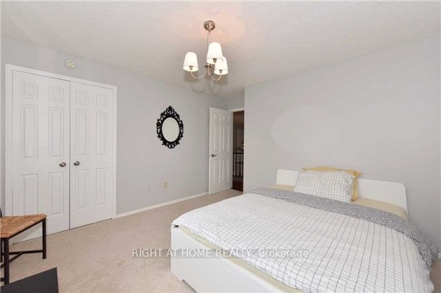533 Braeburn Cres