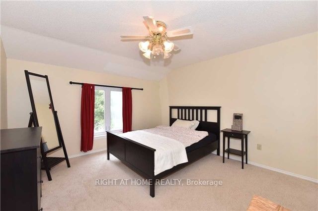 533 Braeburn Cres