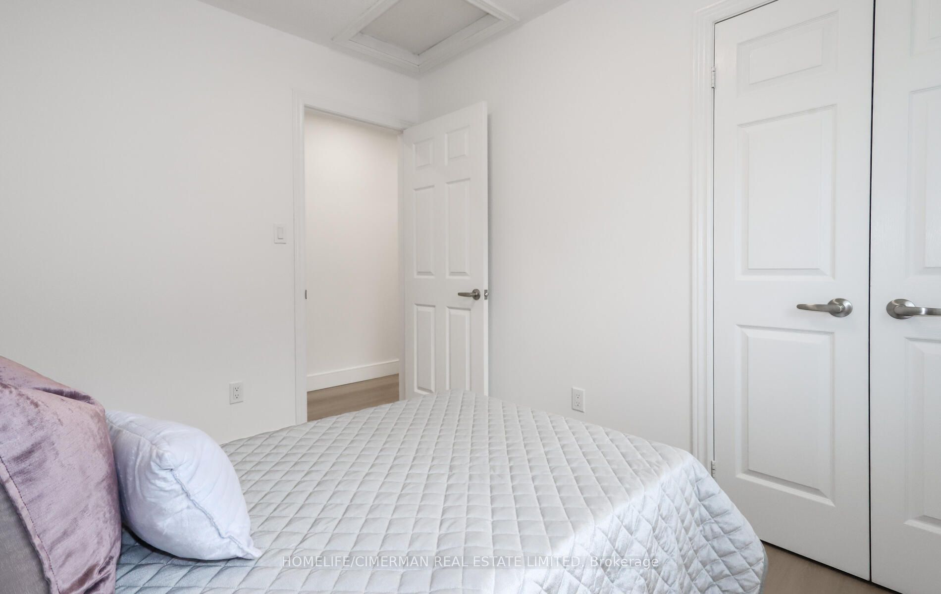 4 Brownstone Cres