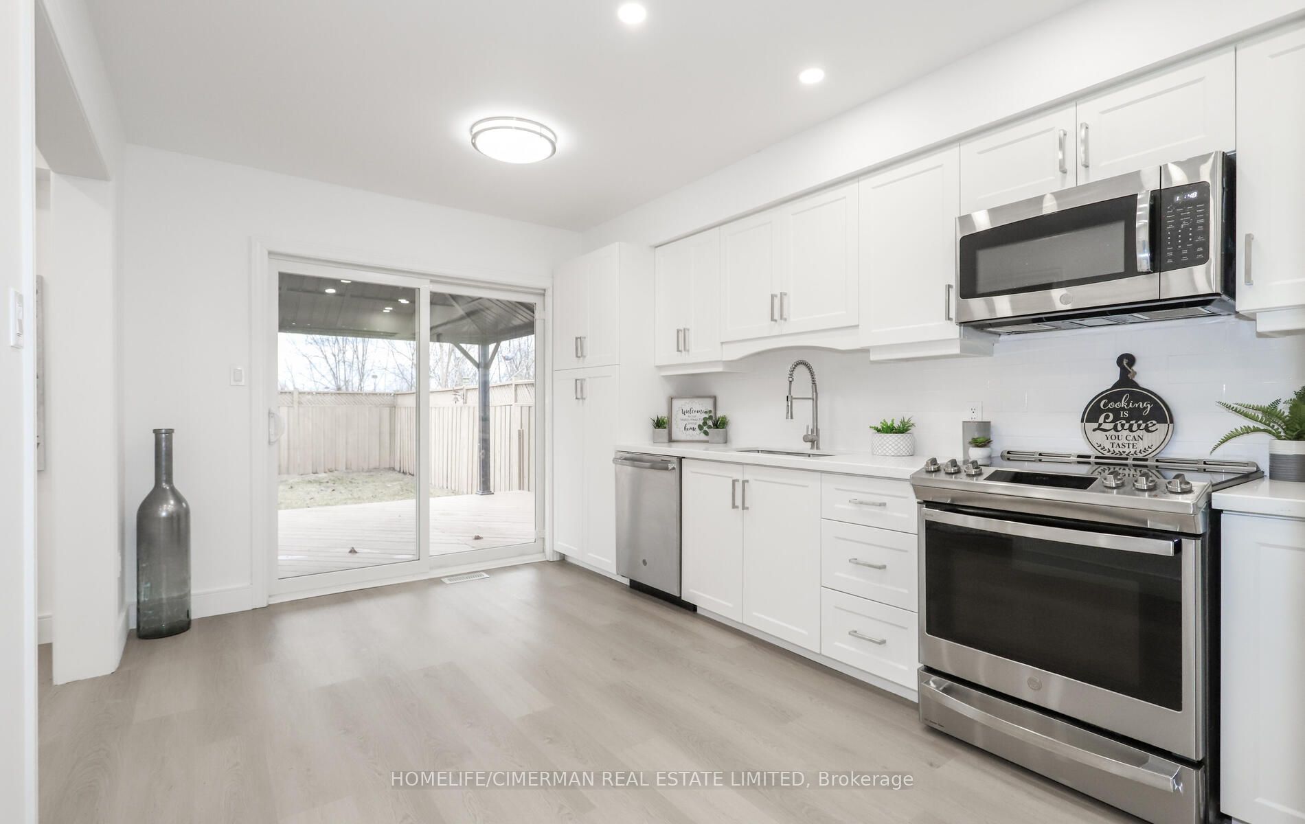 4 Brownstone Cres