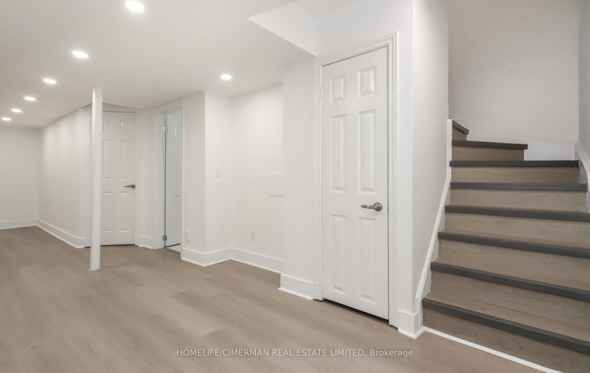 4 Brownstone Cres