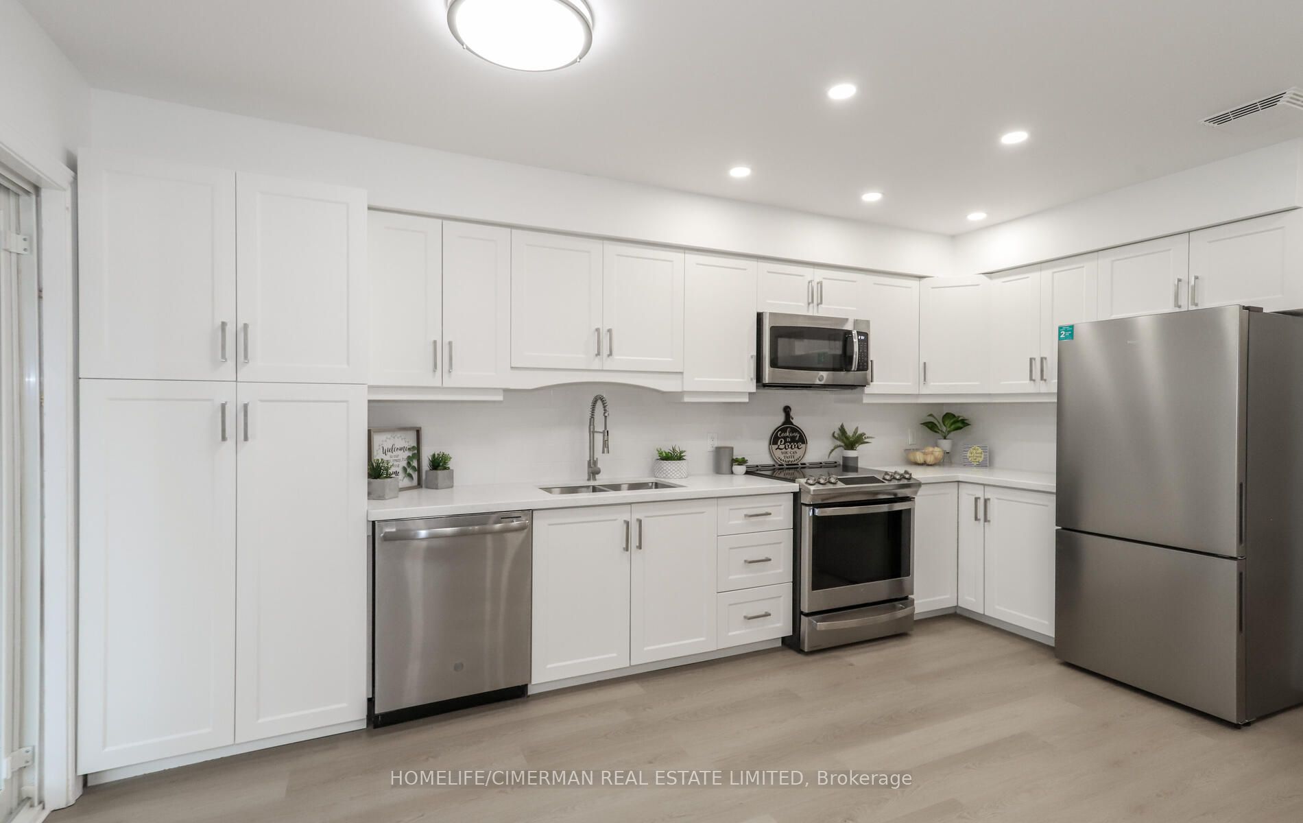 4 Brownstone Cres