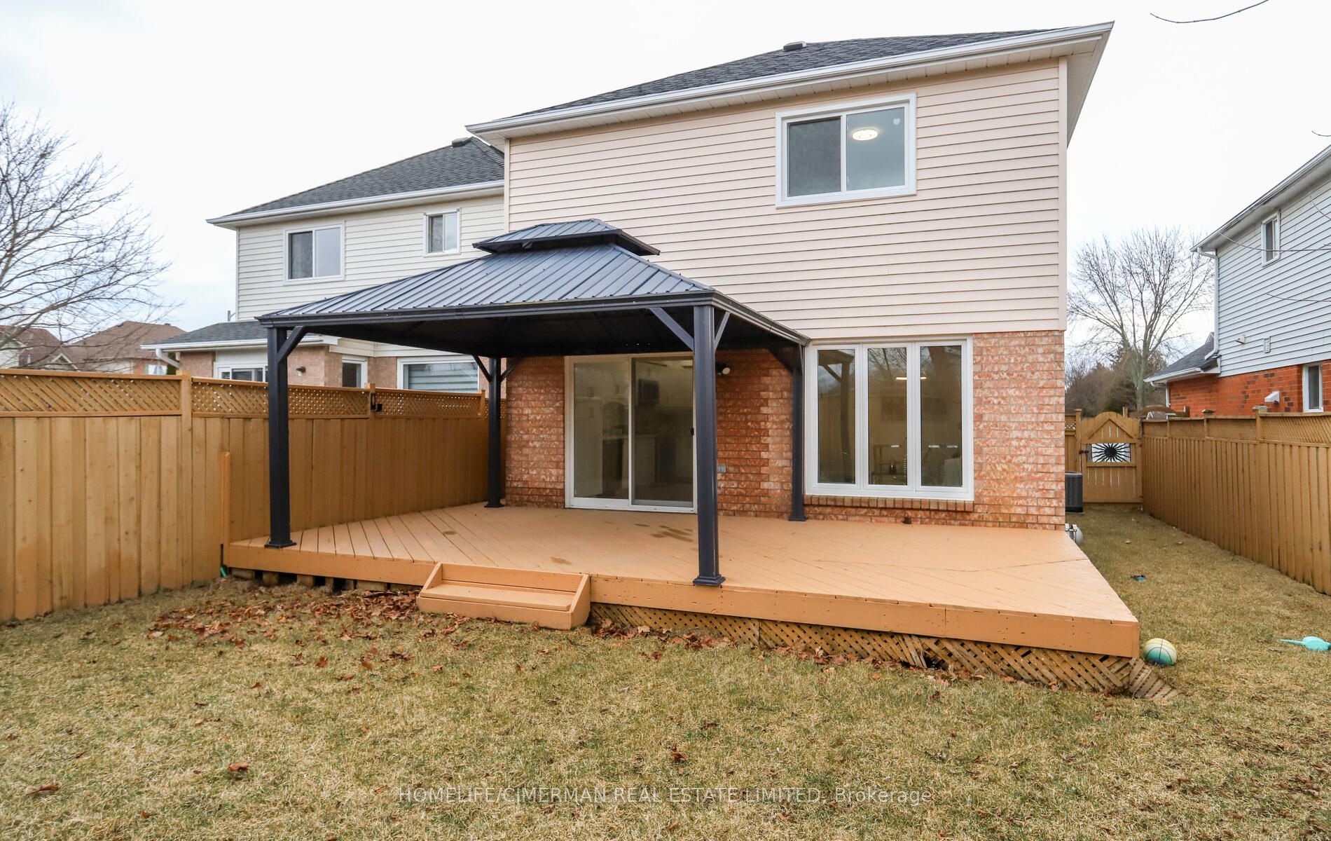 4 Brownstone Cres