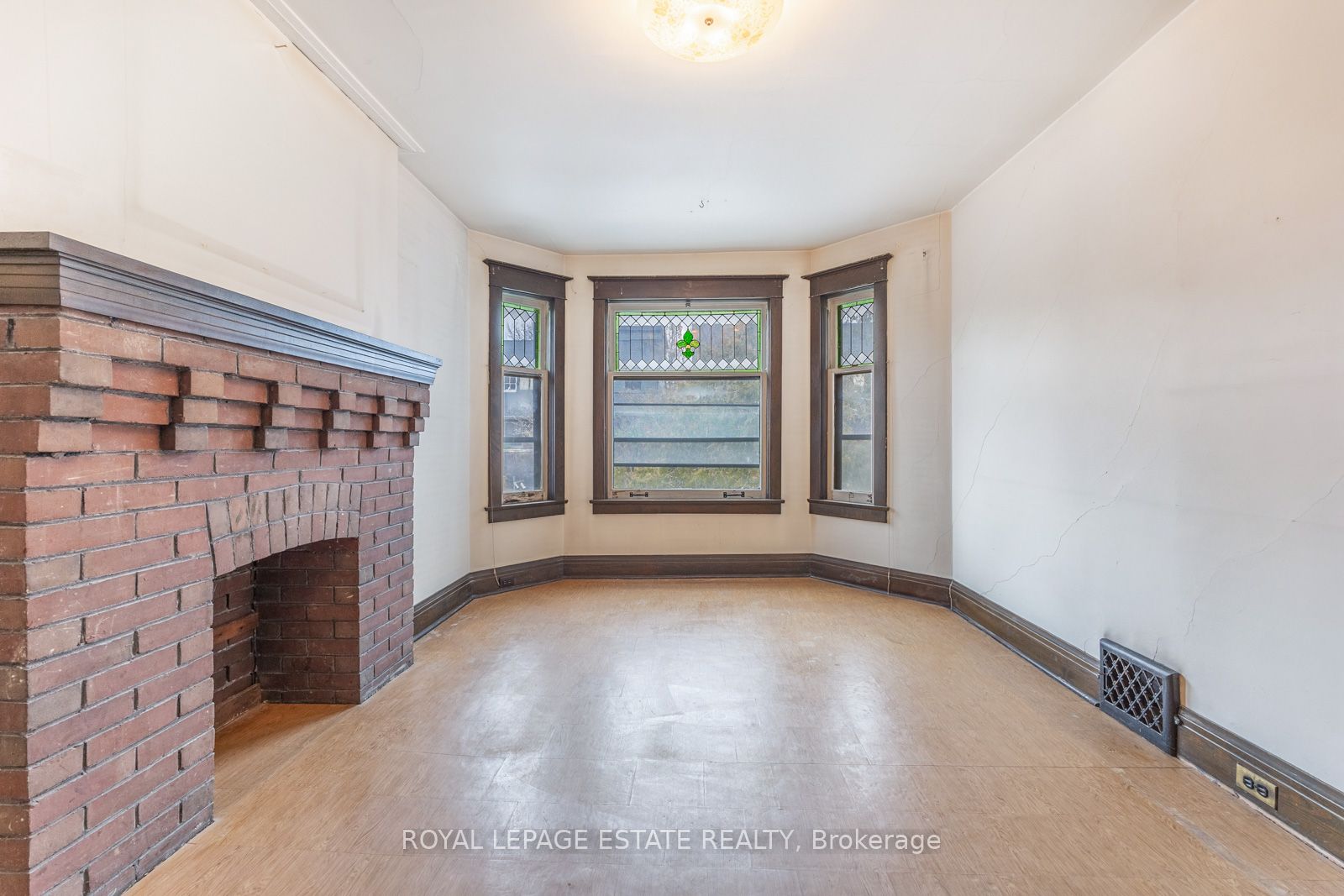 34 Millbrook Cres