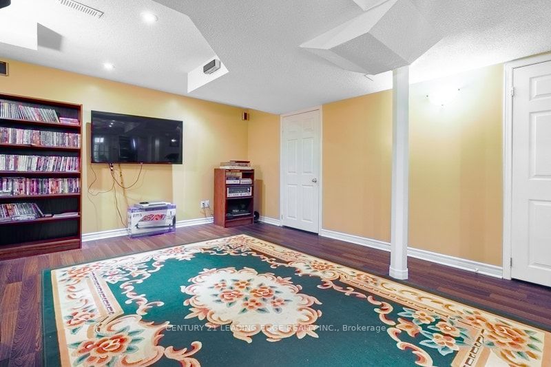 146 Thicket Cres