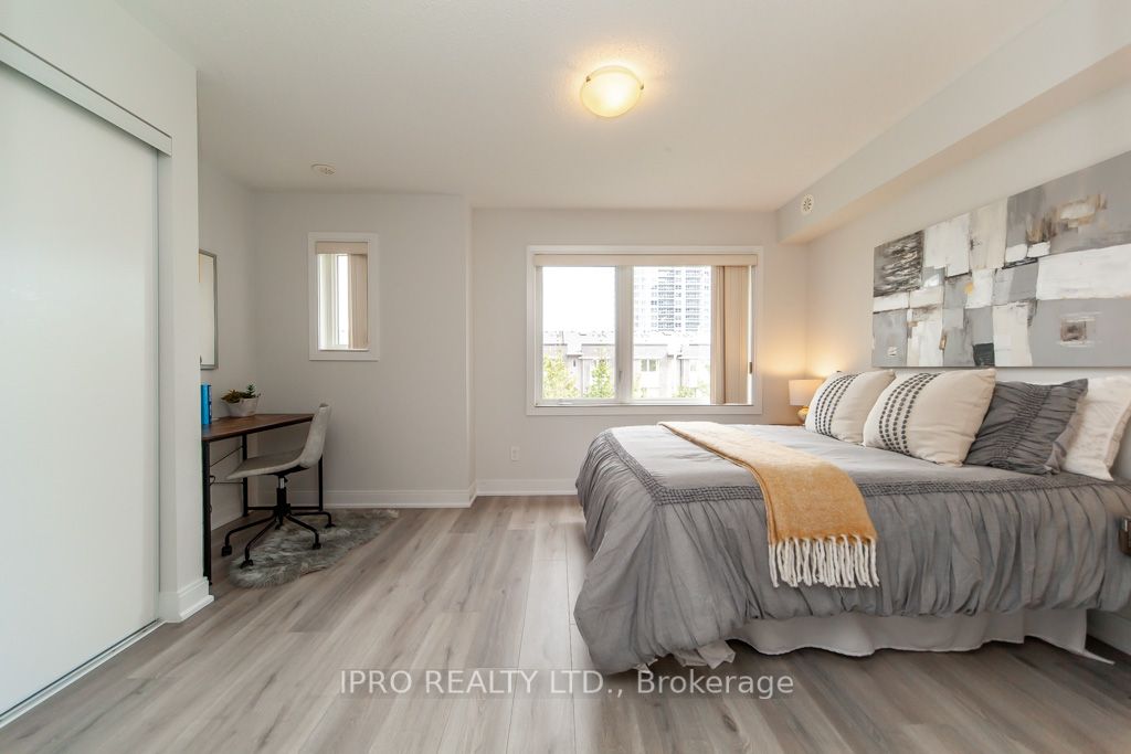 315 Village Green Sq, #51