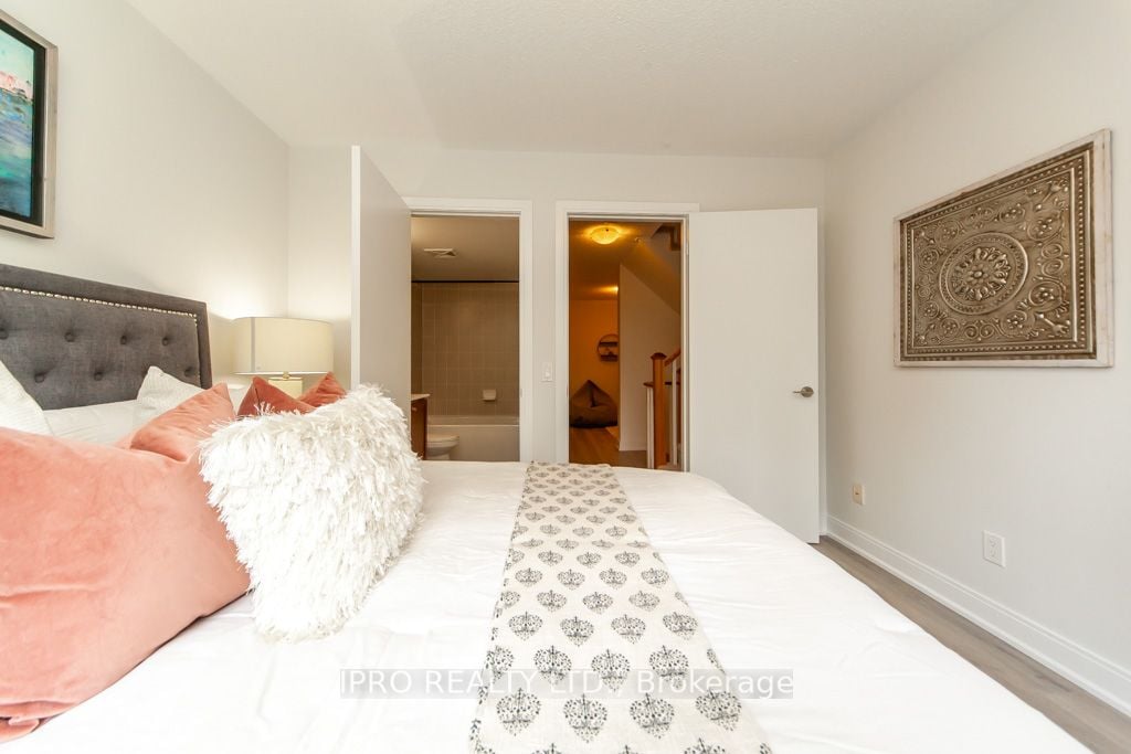 315 Village Green Sq, #51
