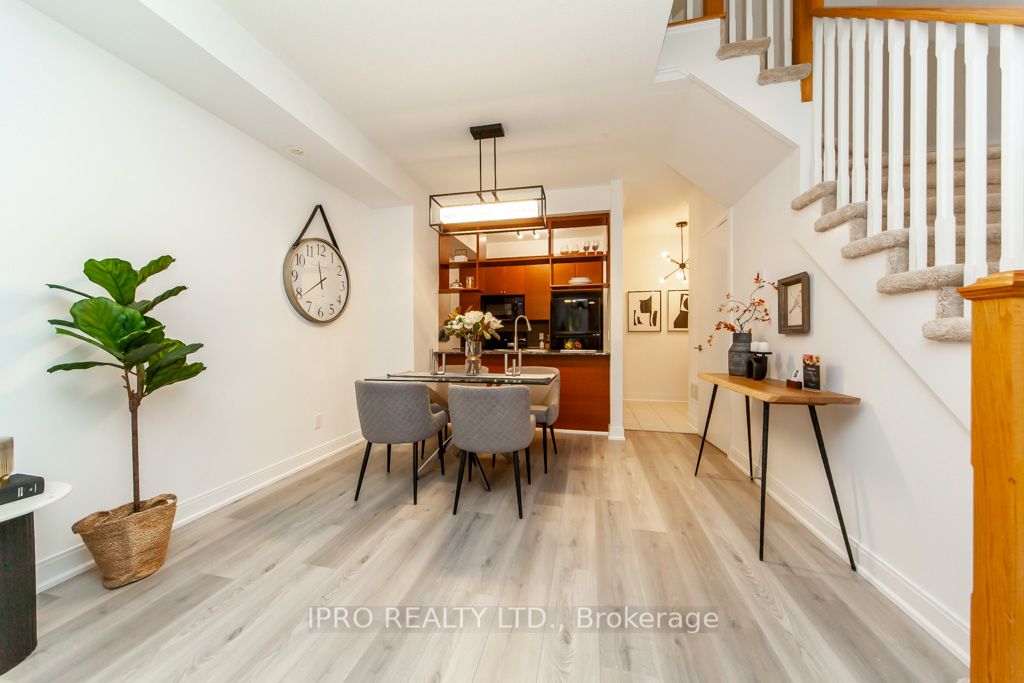 315 Village Green Sq, #51