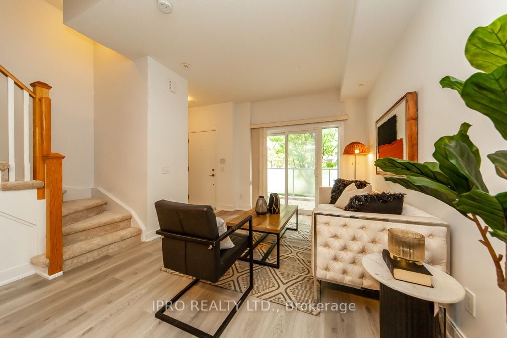 315 Village Green Sq, #51