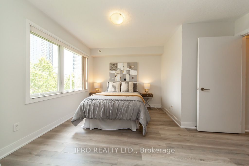 315 Village Green Sq, #51