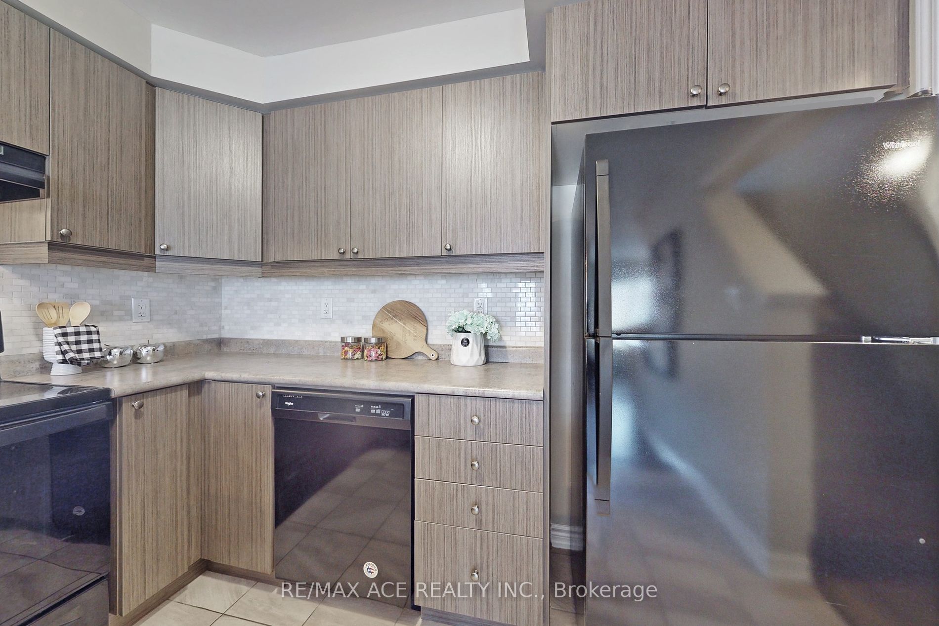 8 Goldeye St