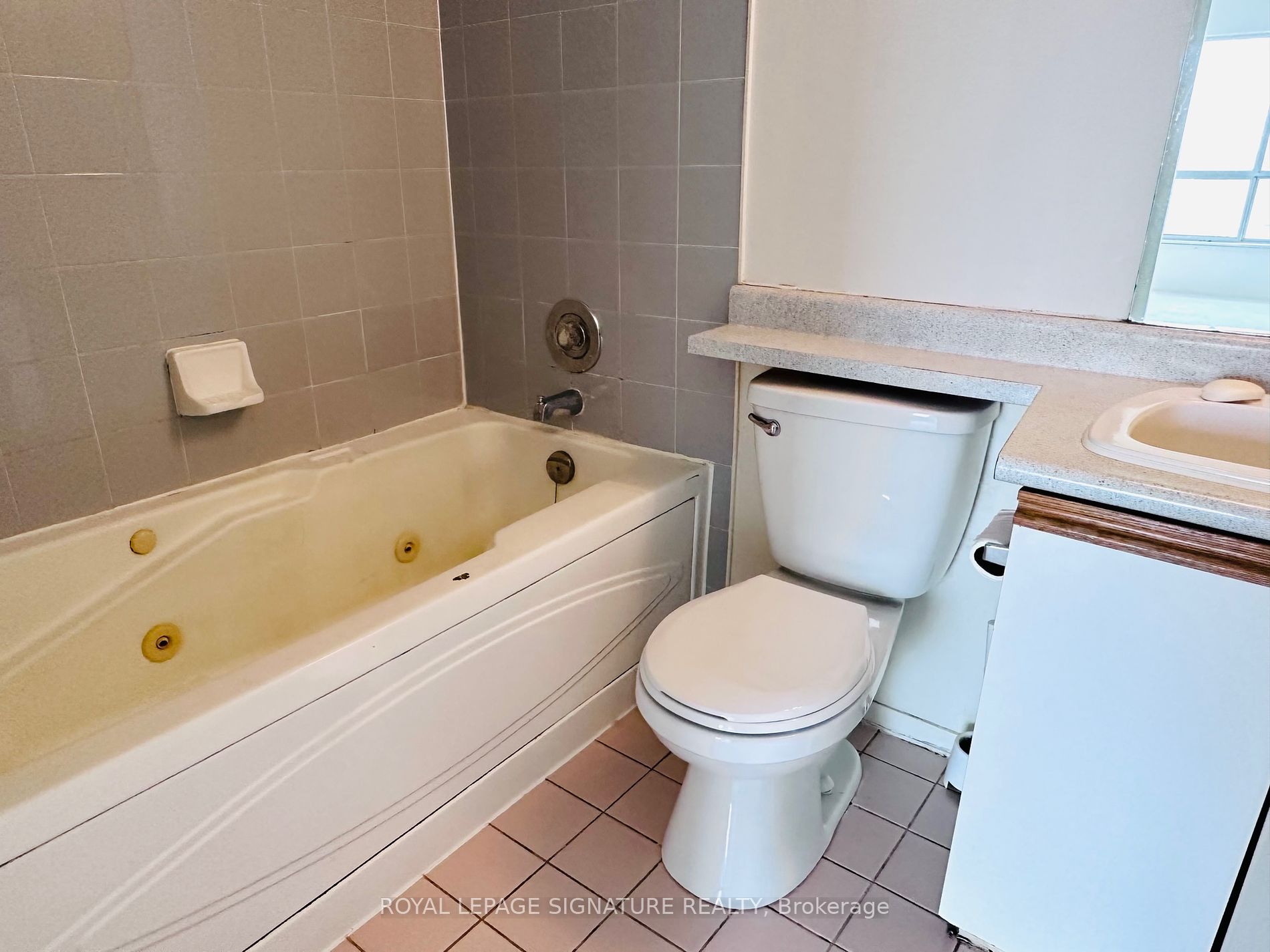 1470 Midland Ave, #409