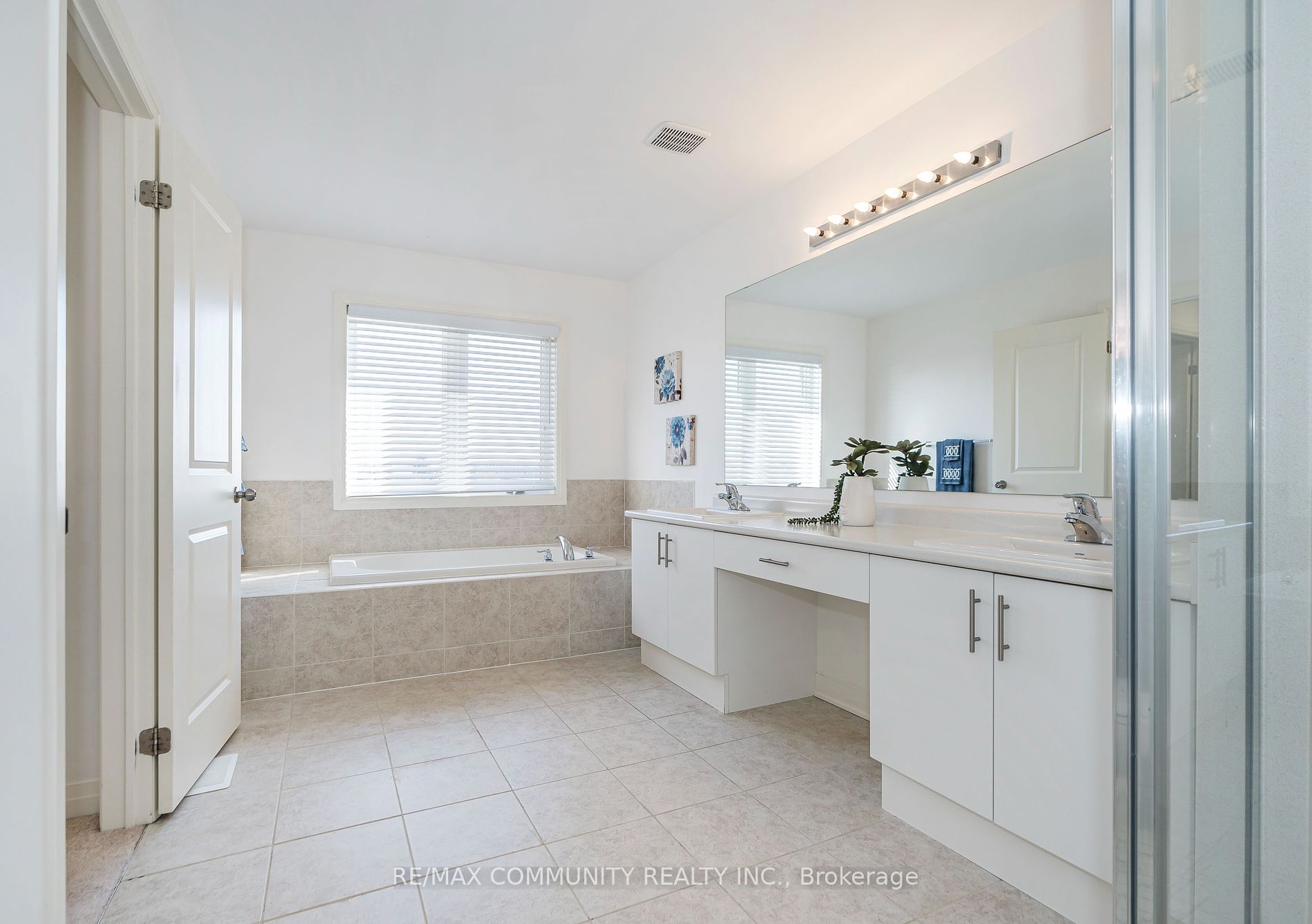 35 Yacht Dr