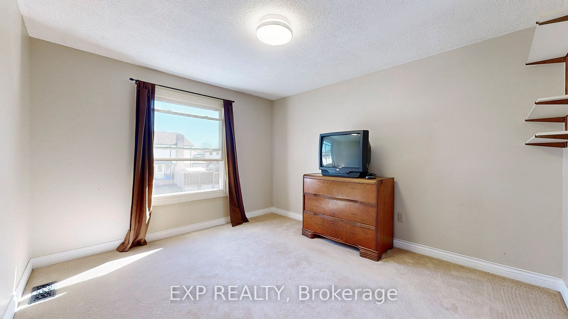 452 Camelot Dr