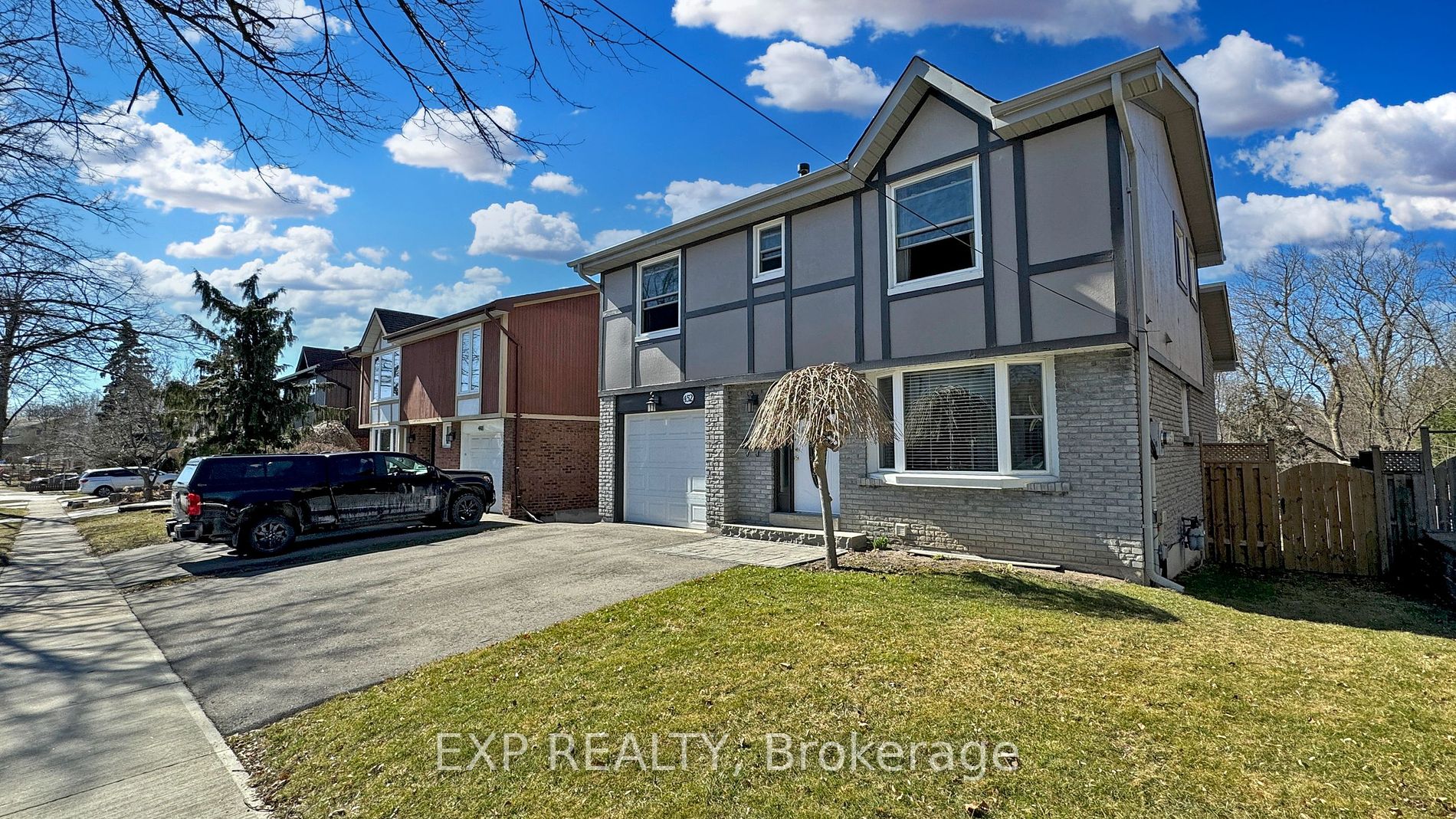 452 Camelot Dr