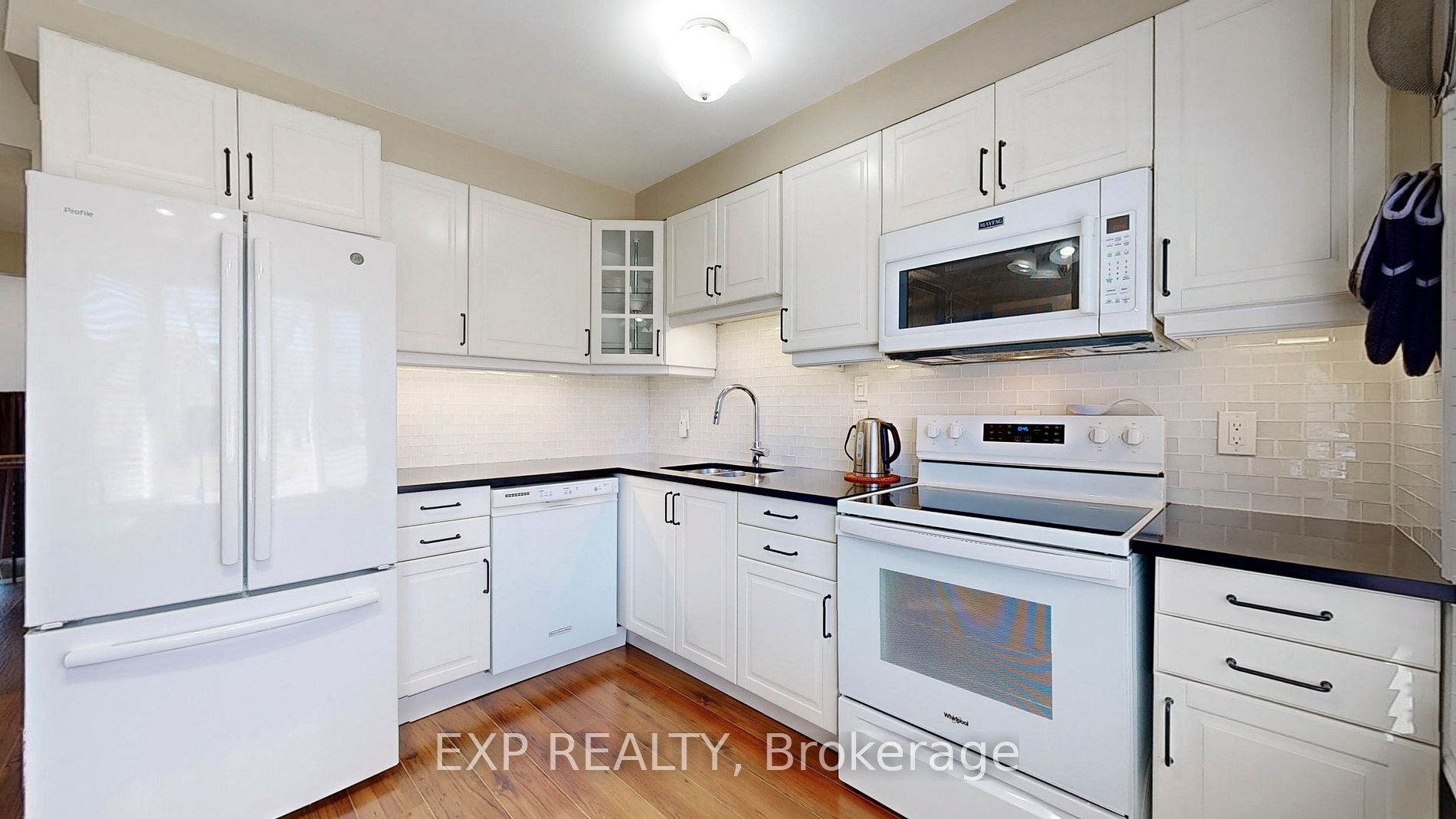 452 Camelot Dr