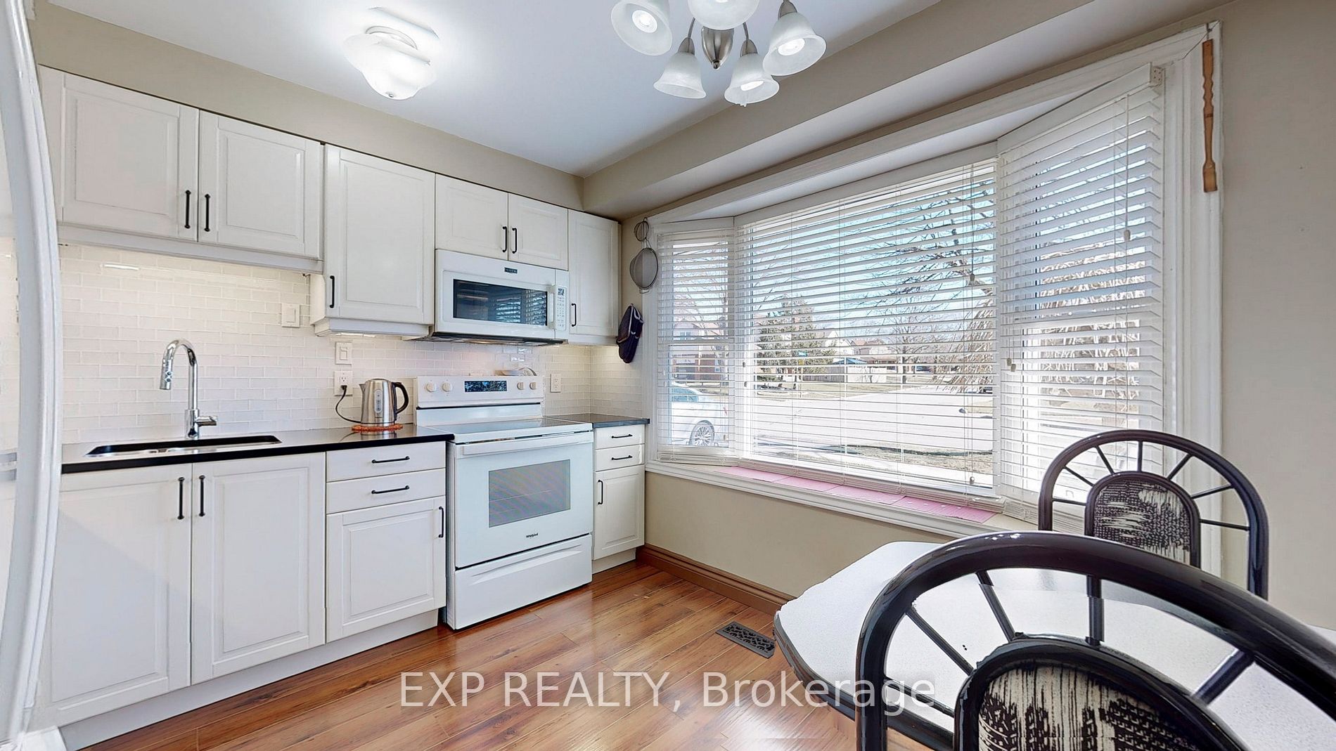 452 Camelot Dr