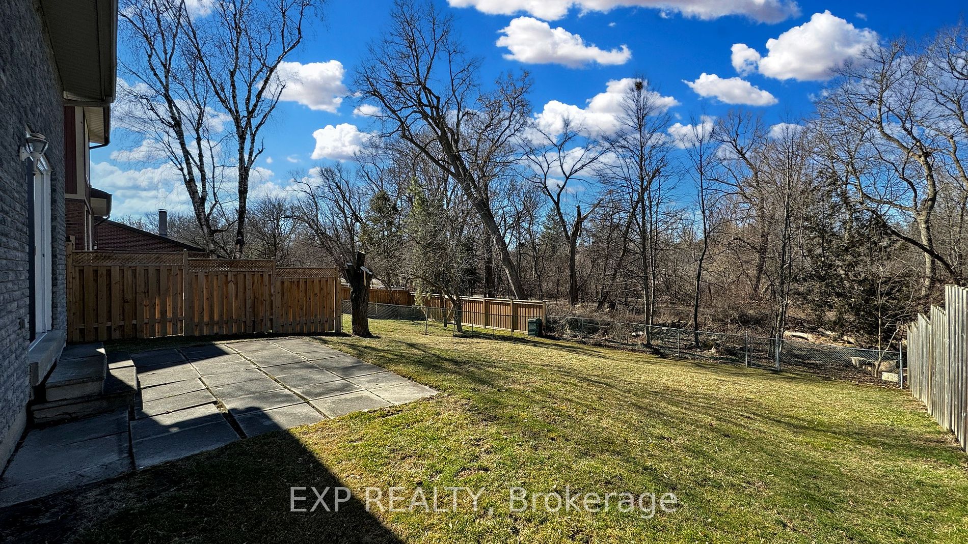 452 Camelot Dr