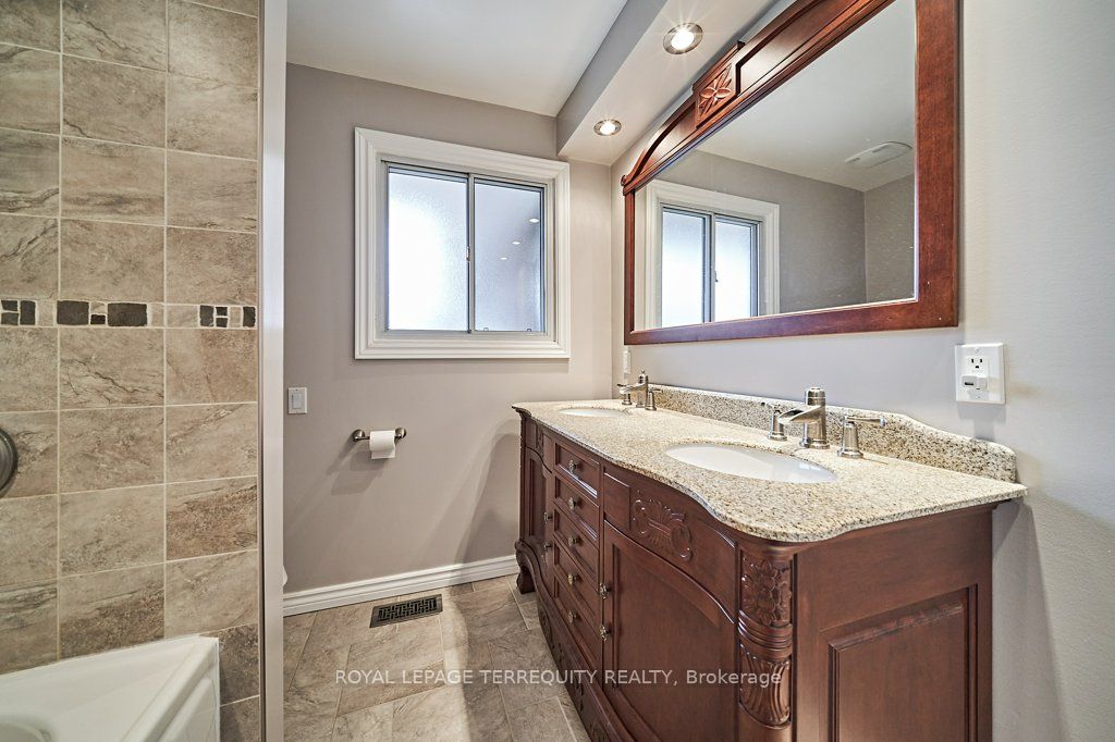 83 Sherwood Road E