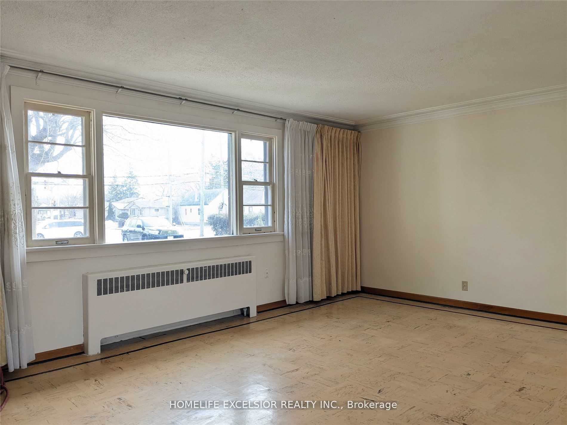 1482 Simcoe St N