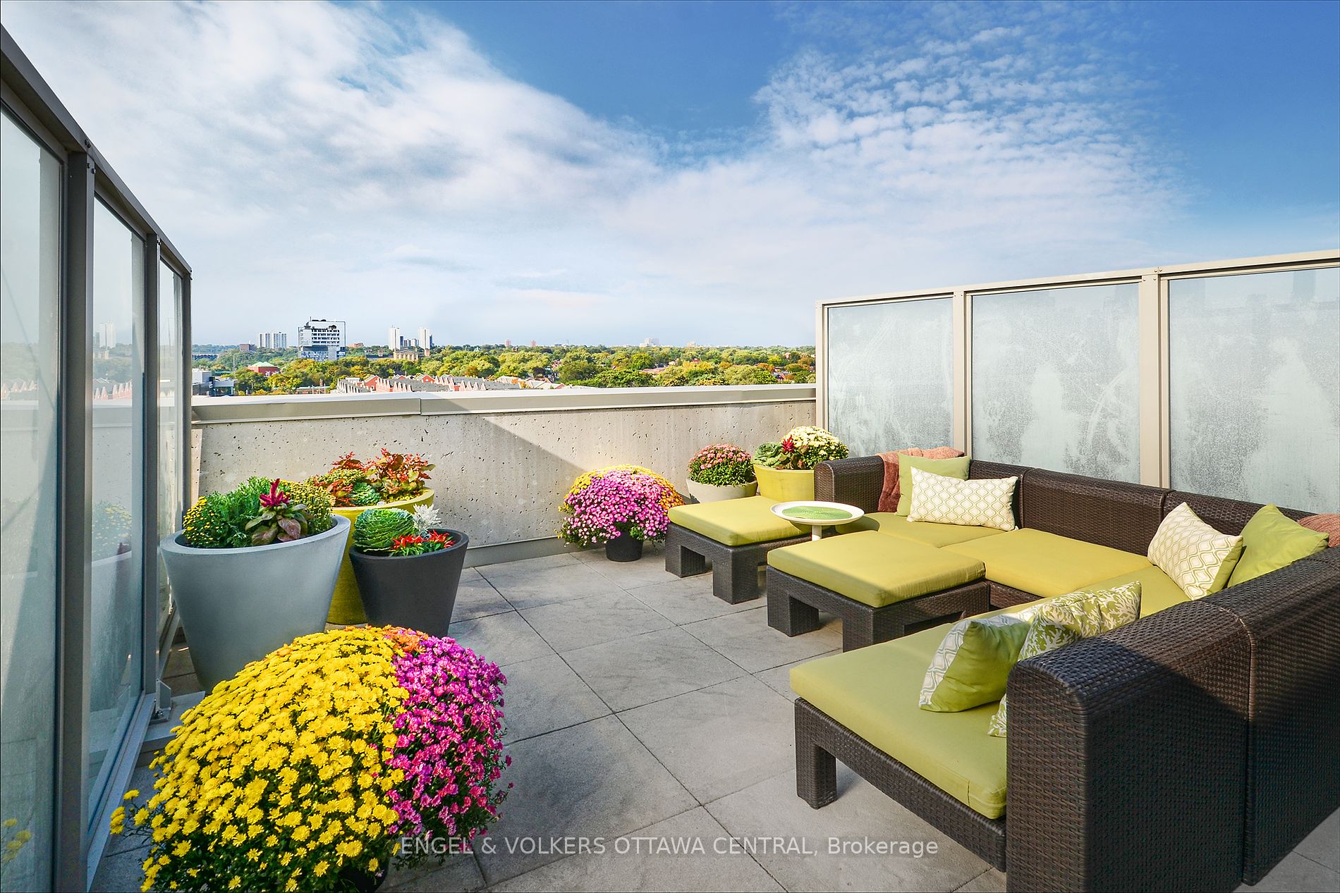 630 Queen St E, #302
