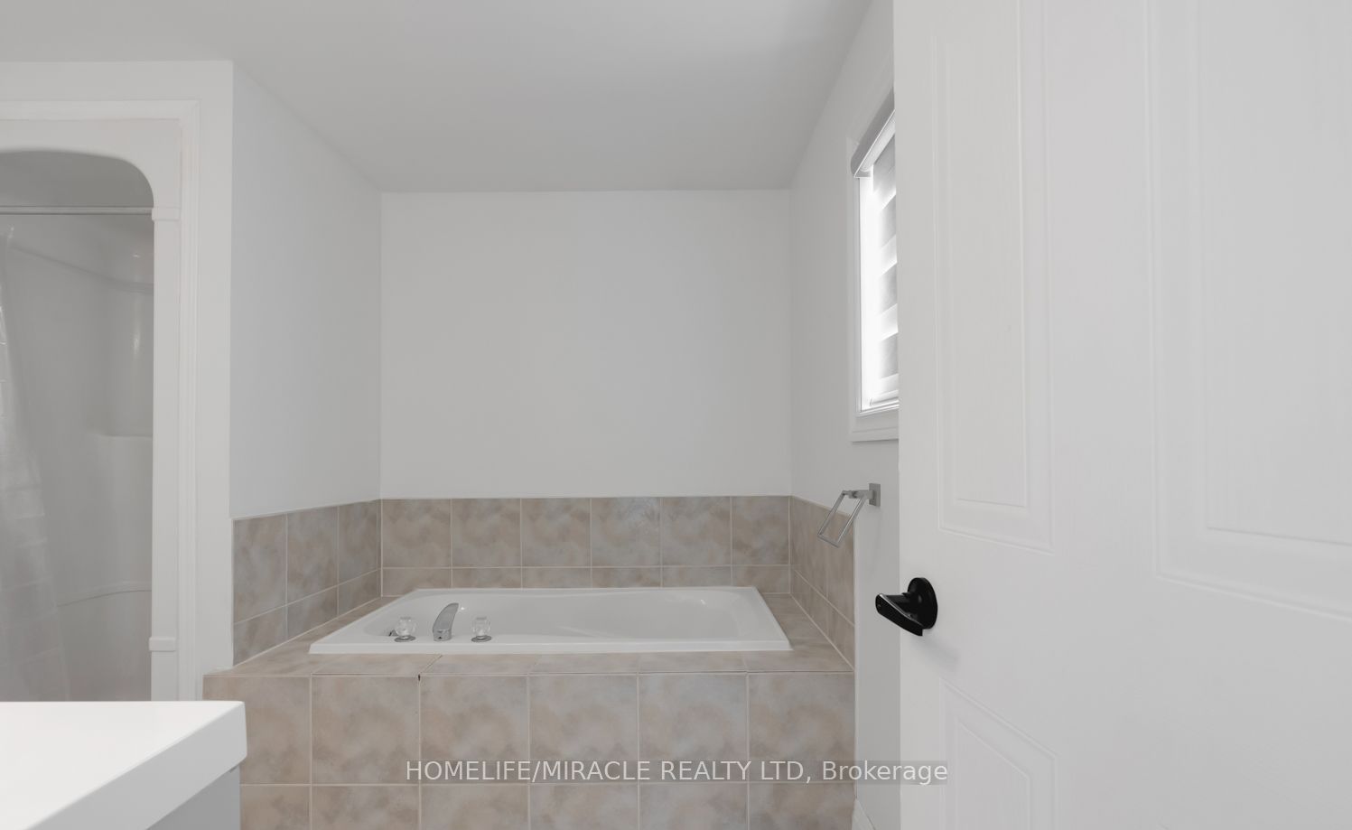 1657 Erindale Cres
