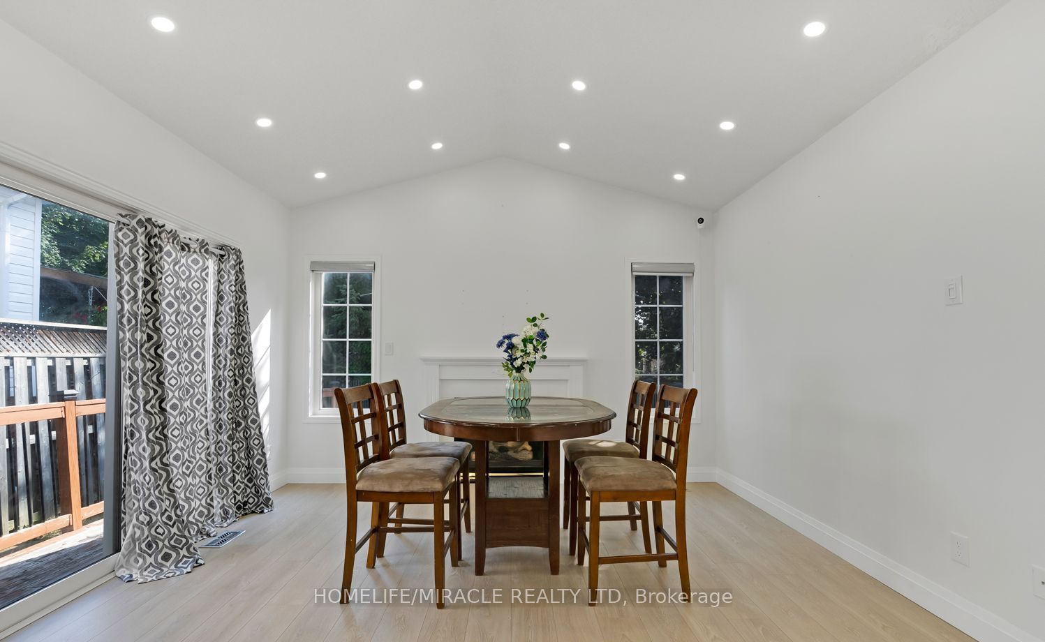 1657 Erindale Cres