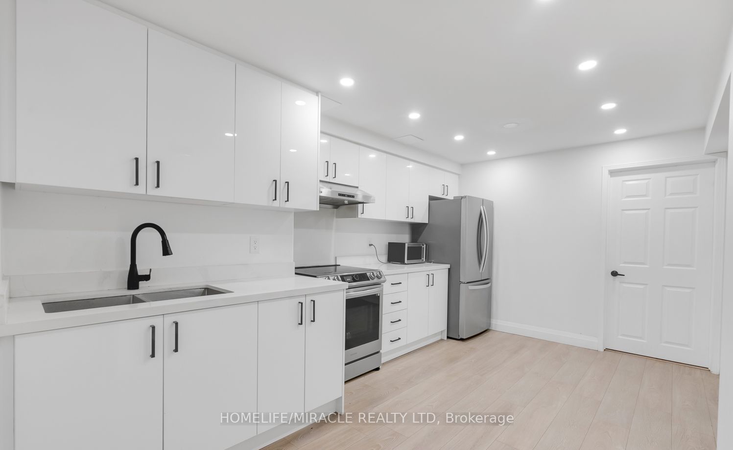 1657 Erindale Cres