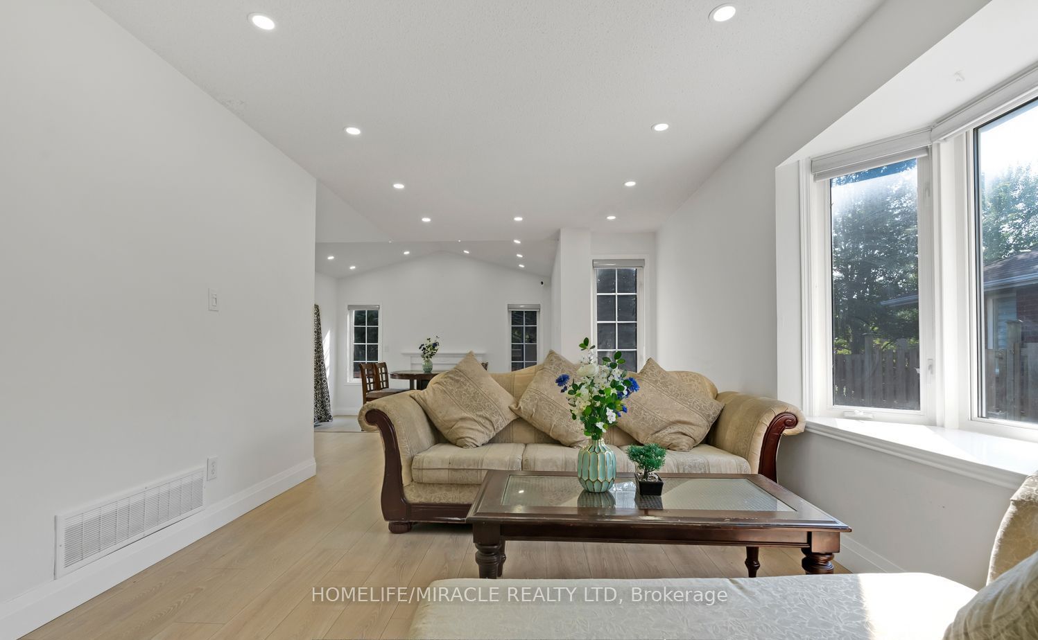 1657 Erindale Cres