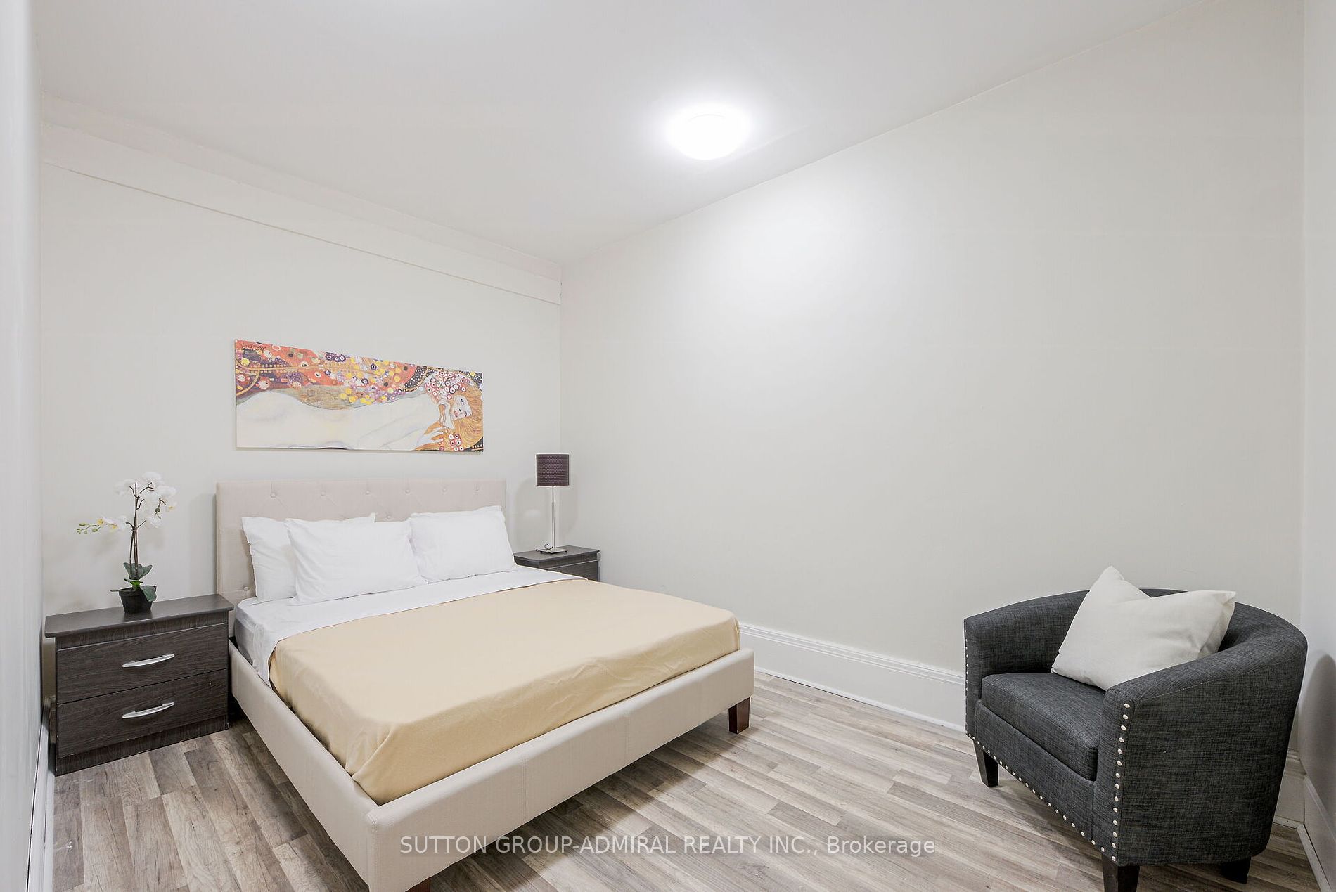 1934 Queen Street E #Upper