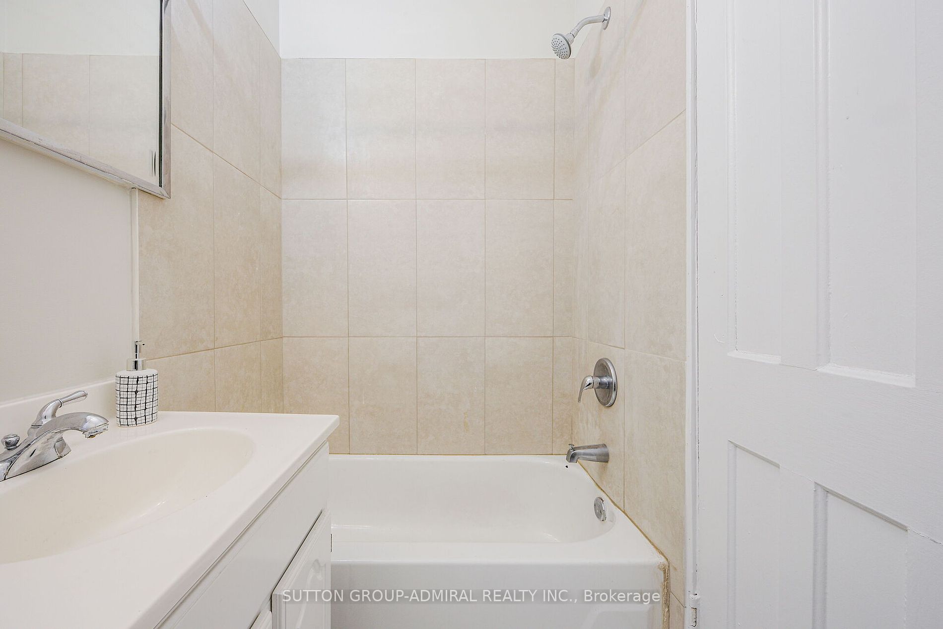1934 Queen Street E #Upper