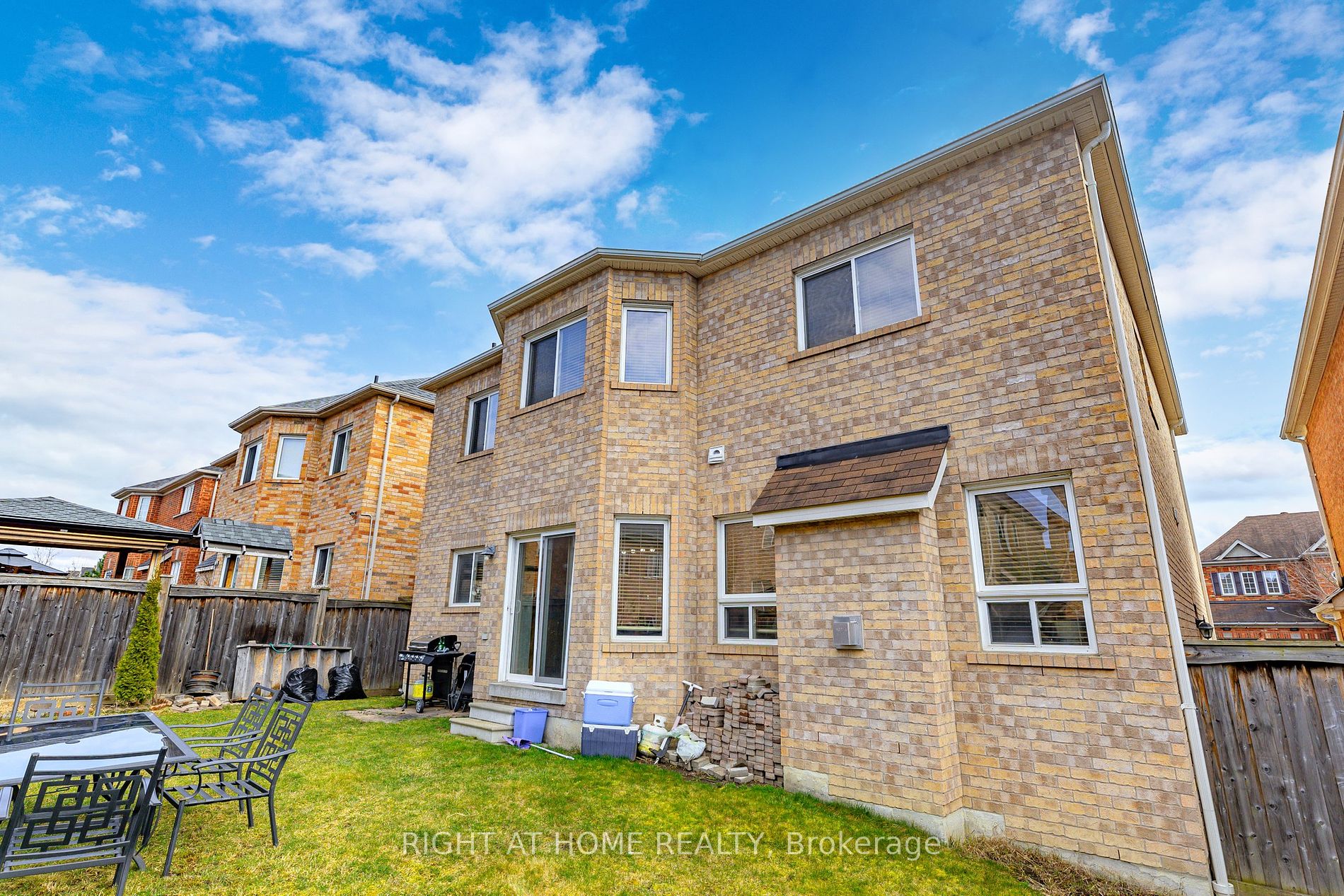 6 Mccarrick Street W