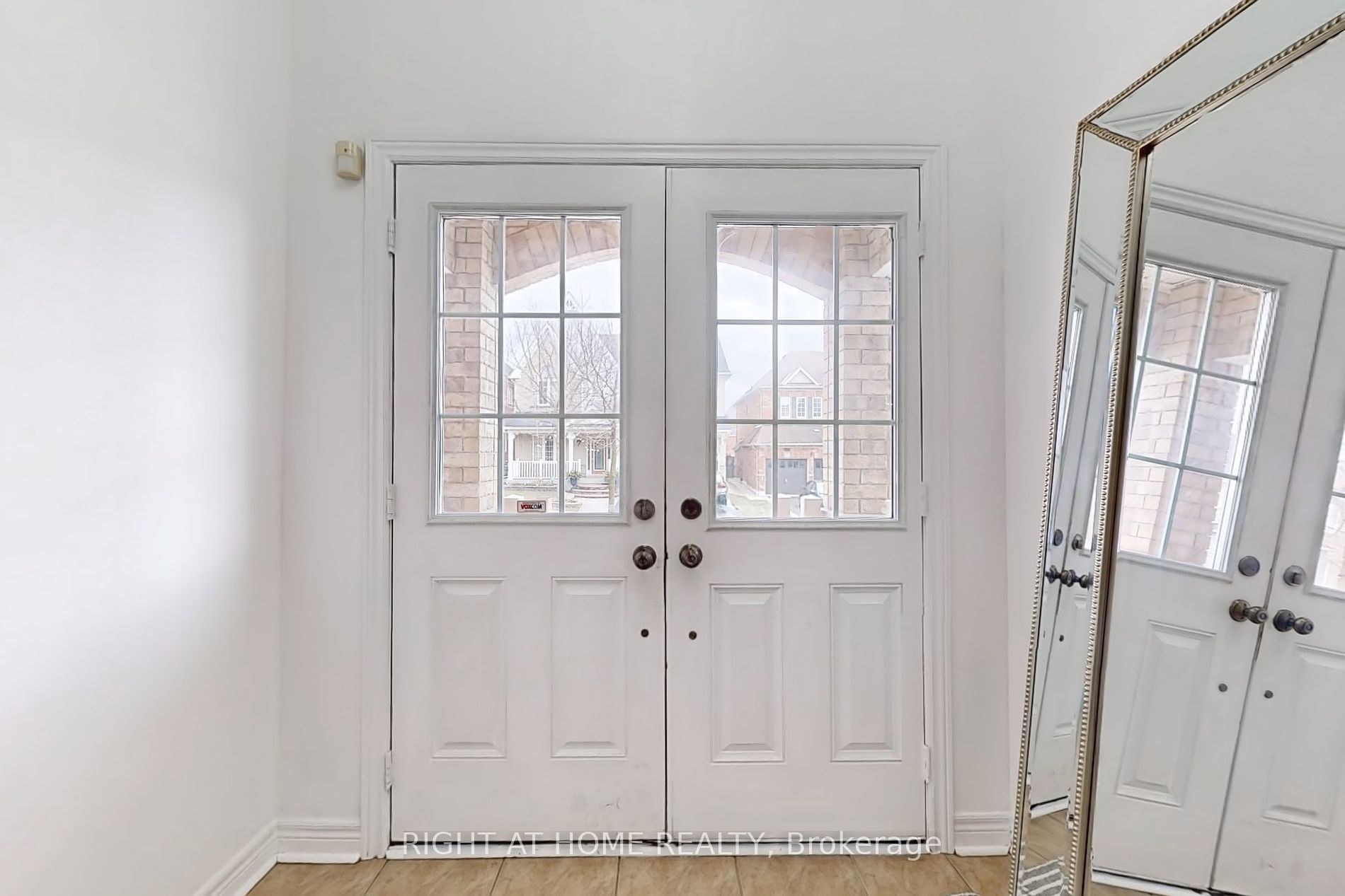 6 Mccarrick Street W