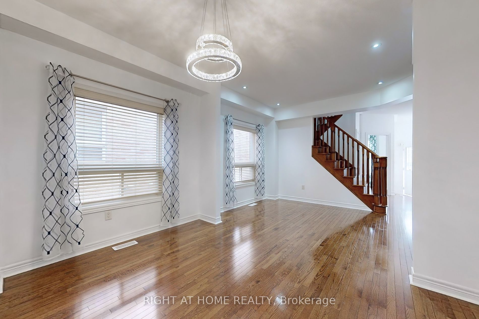 6 Mccarrick Street W