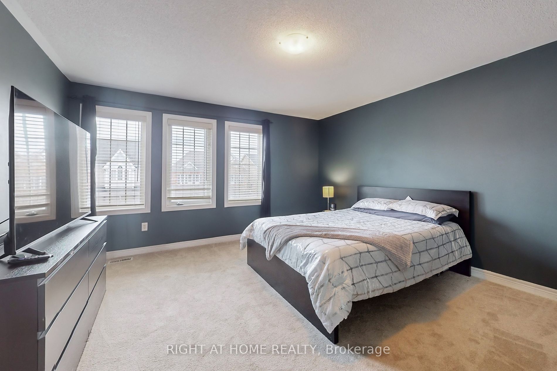 6 Mccarrick Street W