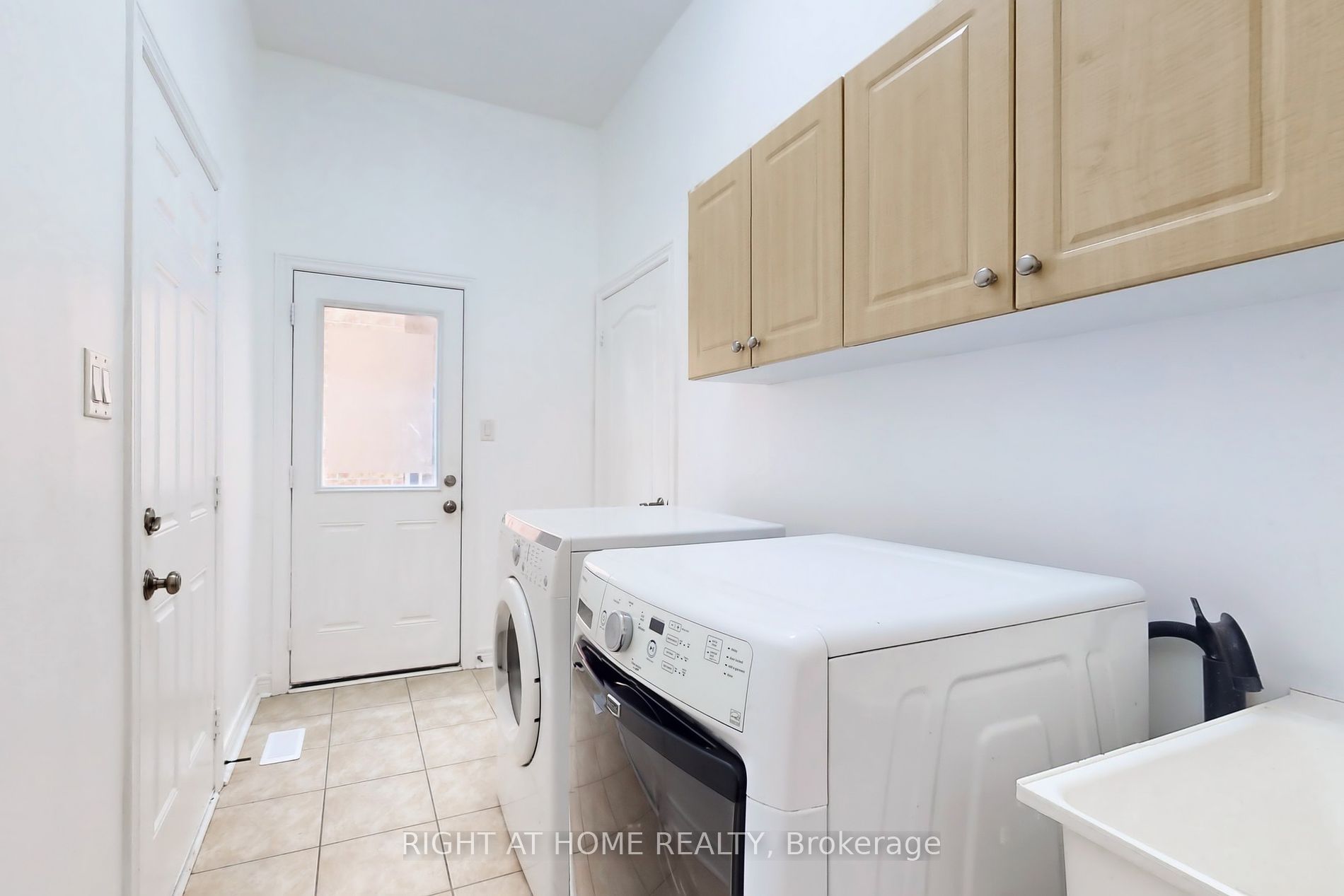 6 Mccarrick Street W