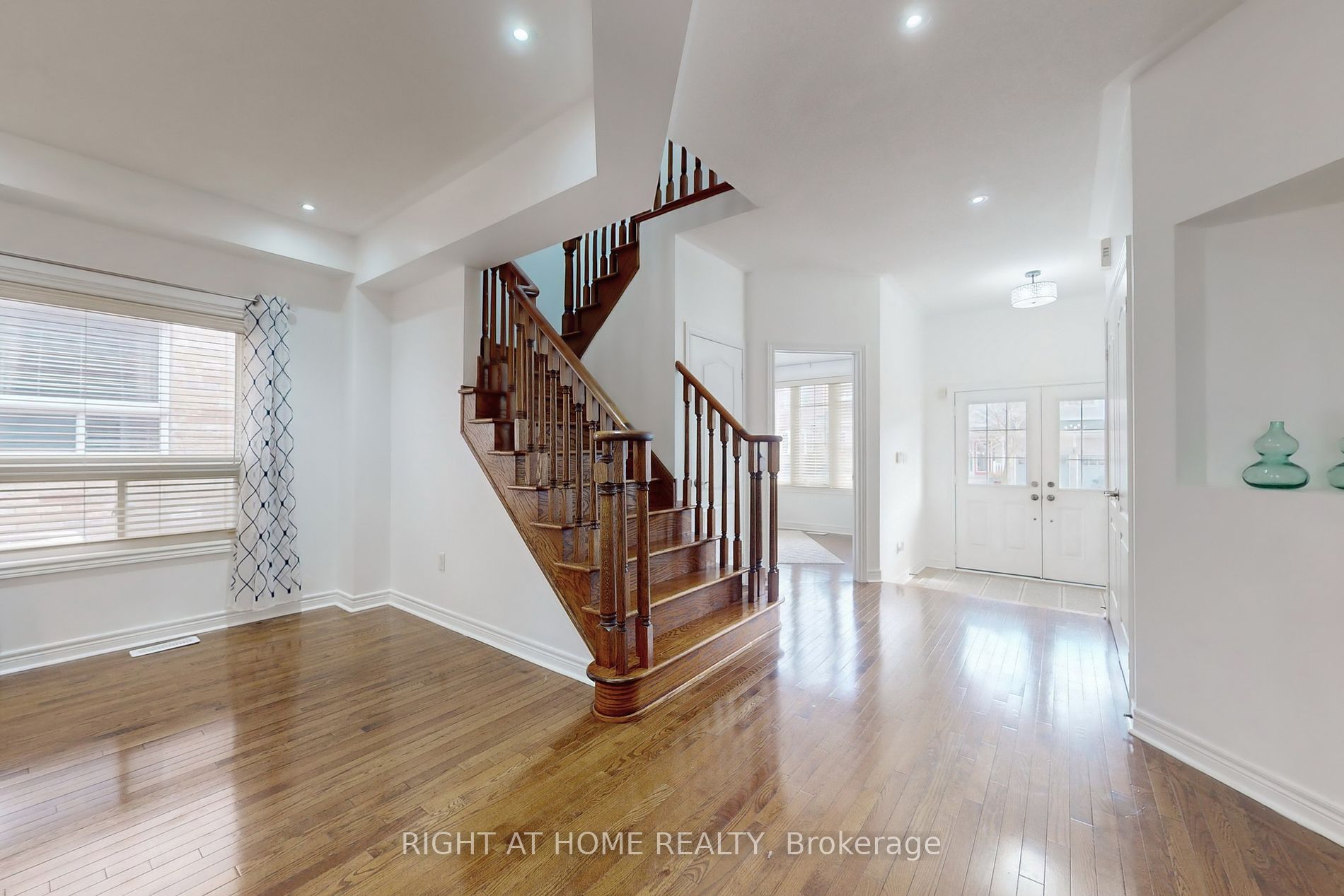6 Mccarrick Street W