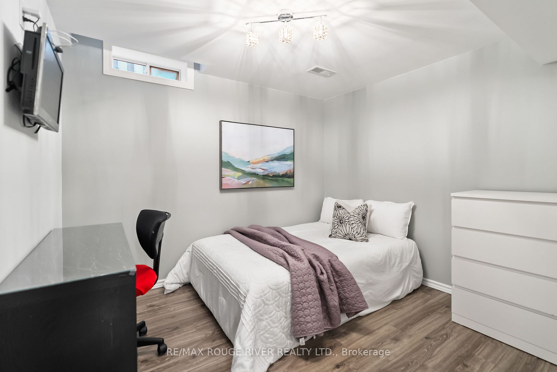 211 Bassett Blvd