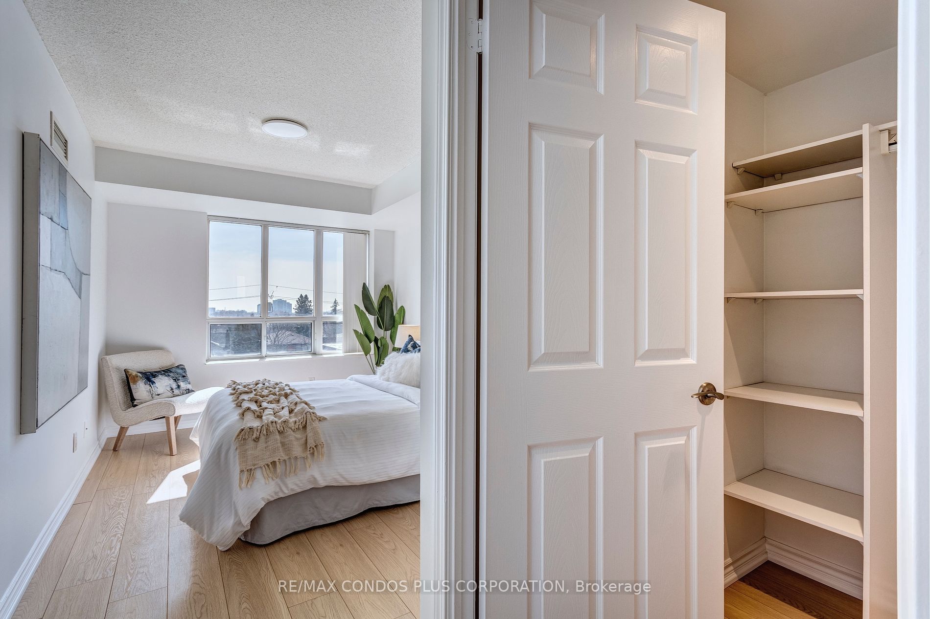 8 Mondeo Dr, #404