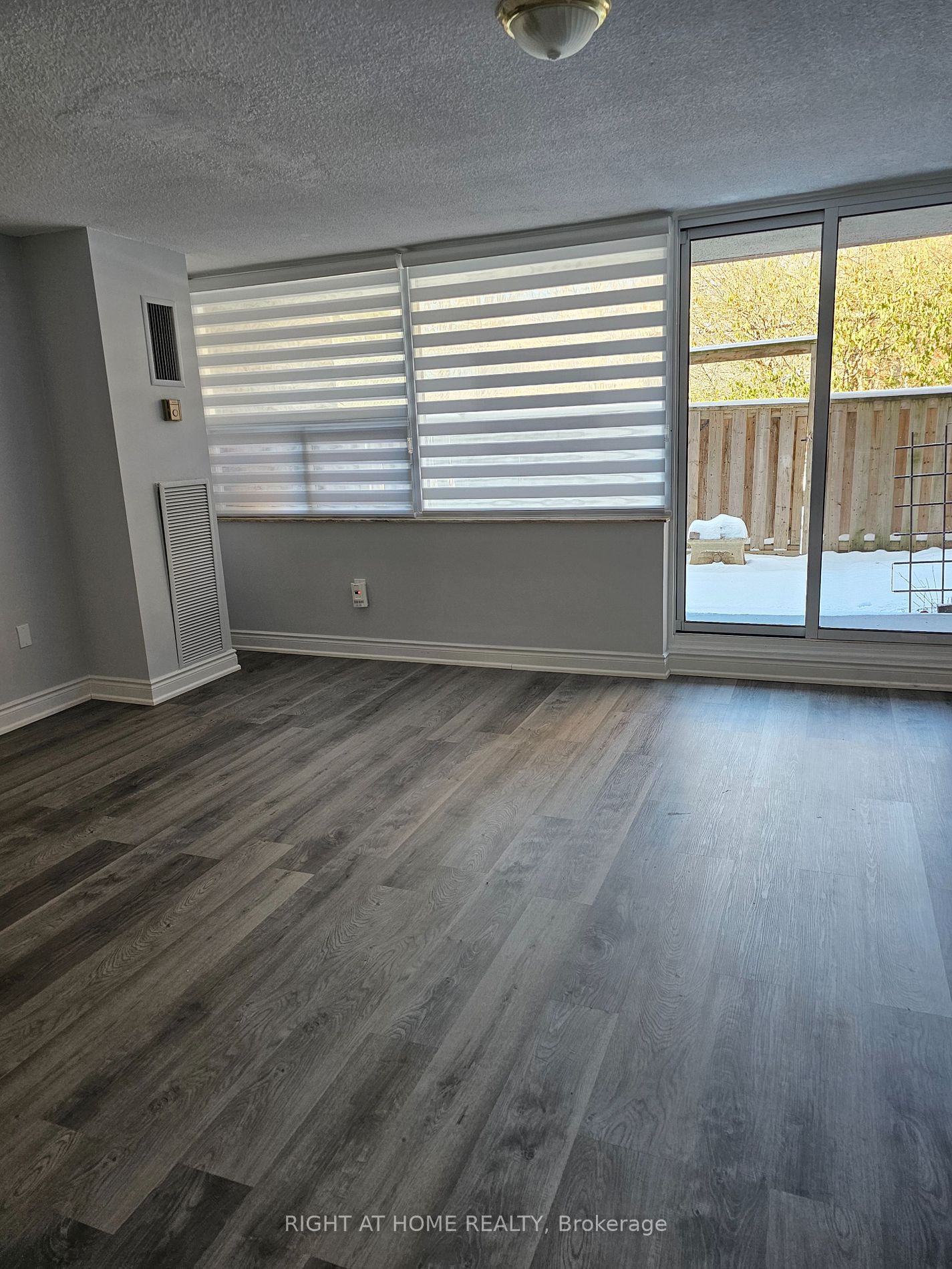 4064 Lawrence Ave E, #207