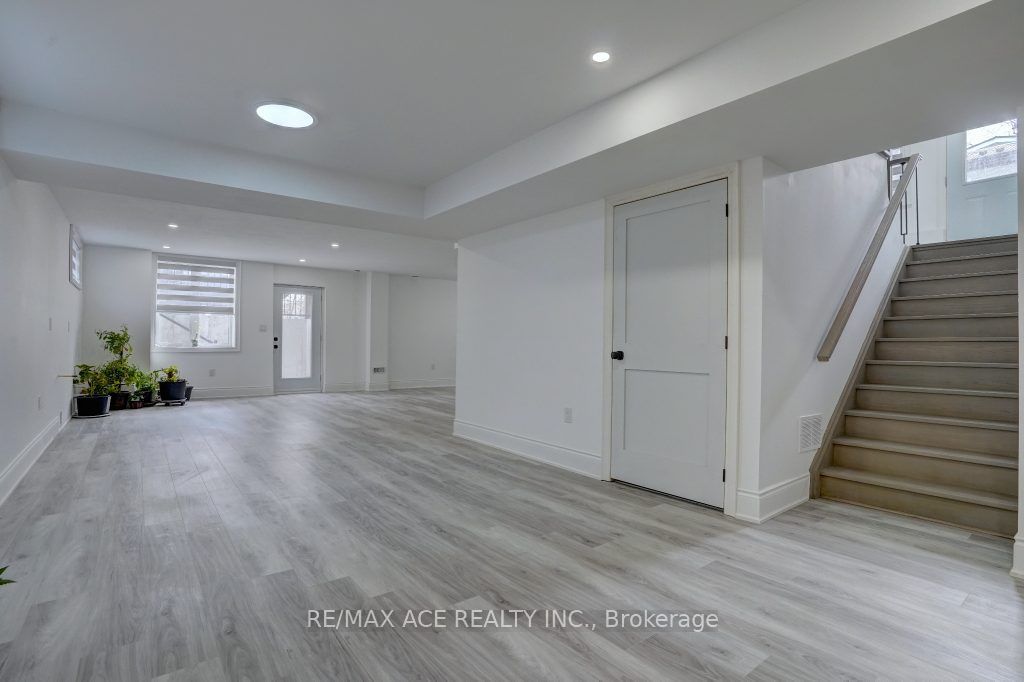 33 Maple St