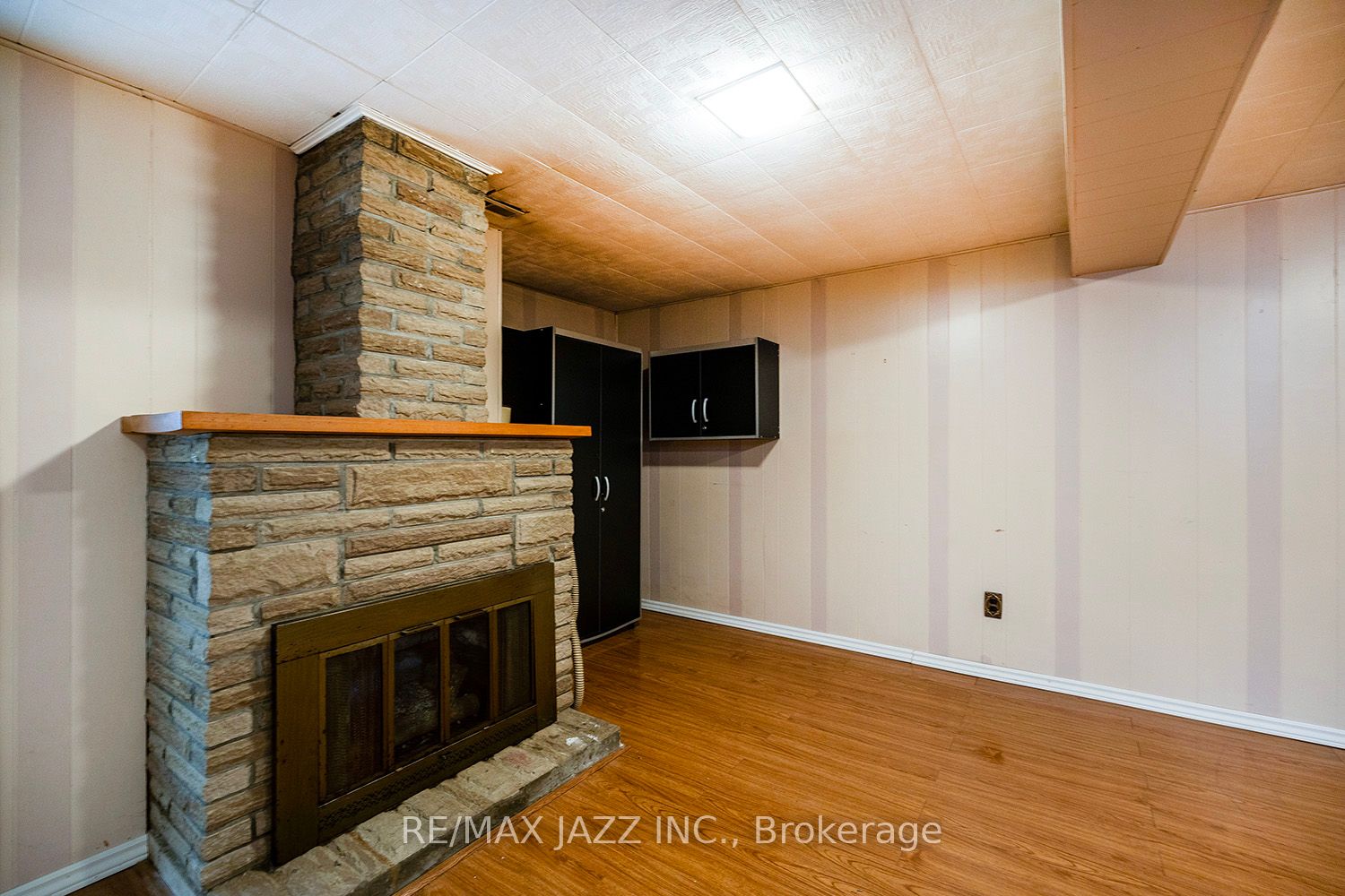 982 Renfrew Court