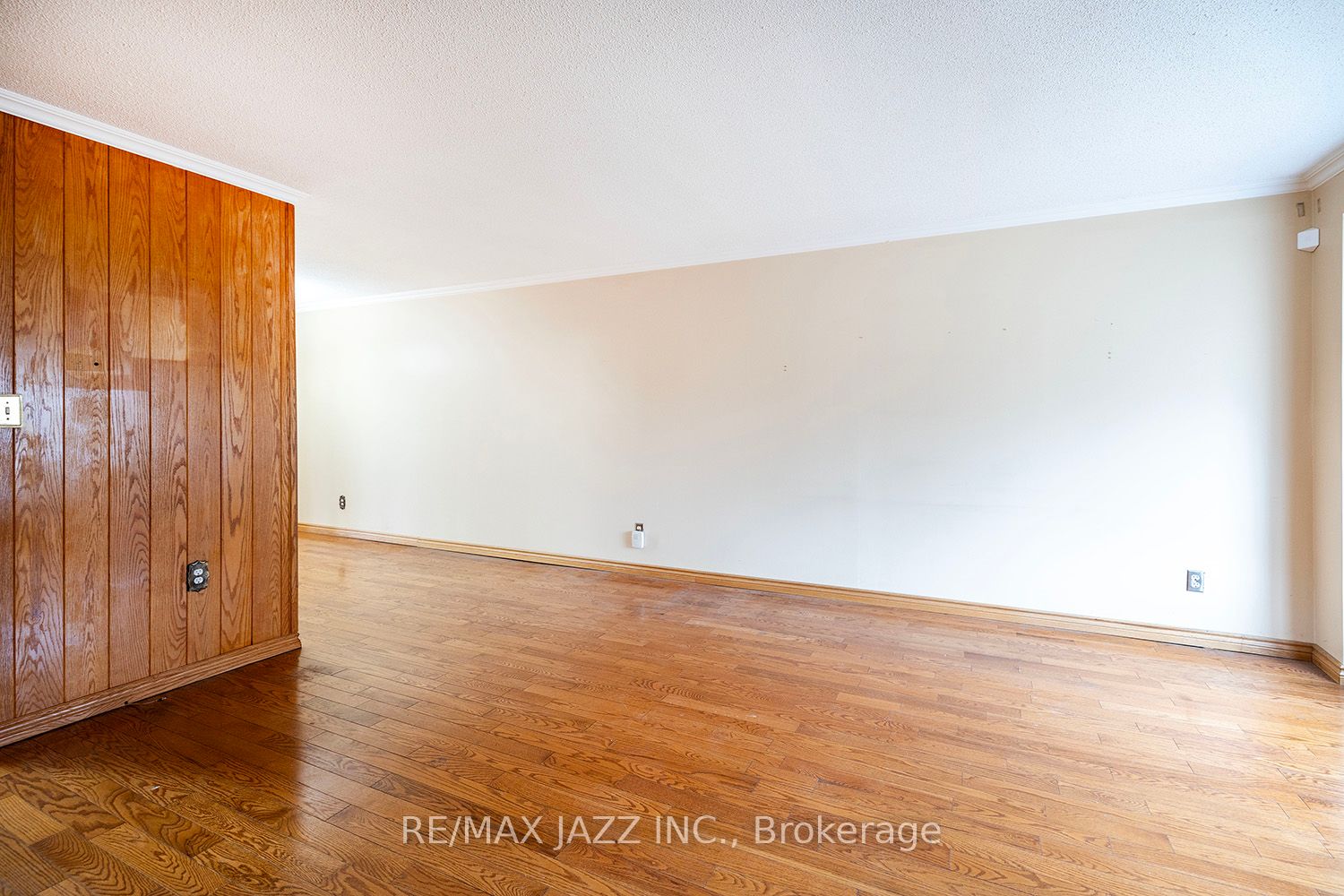 982 Renfrew Court