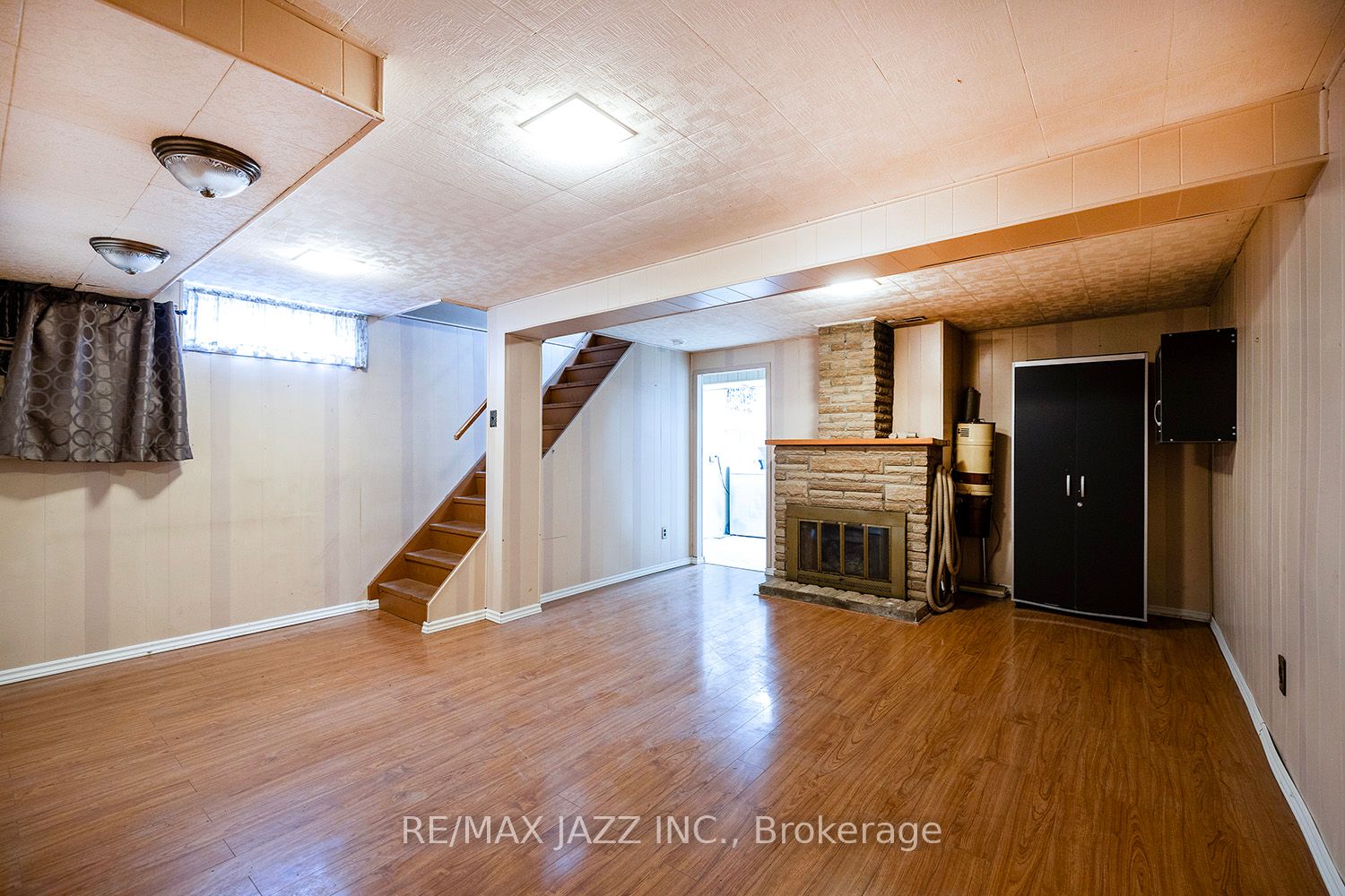 982 Renfrew Court