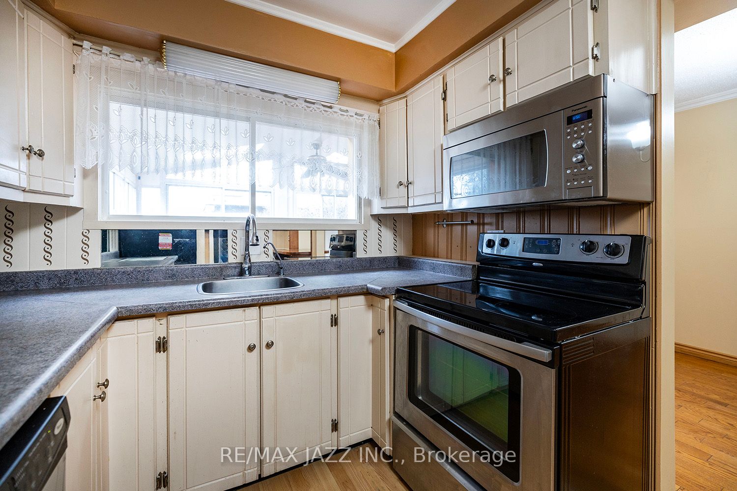 982 Renfrew Court