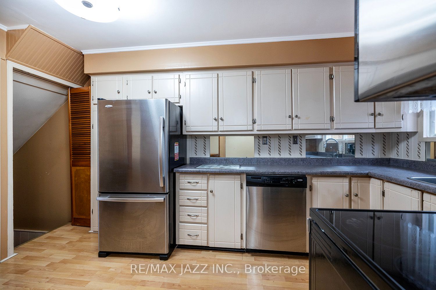 982 Renfrew Court