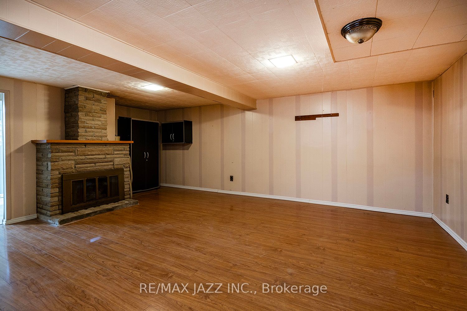 982 Renfrew Court