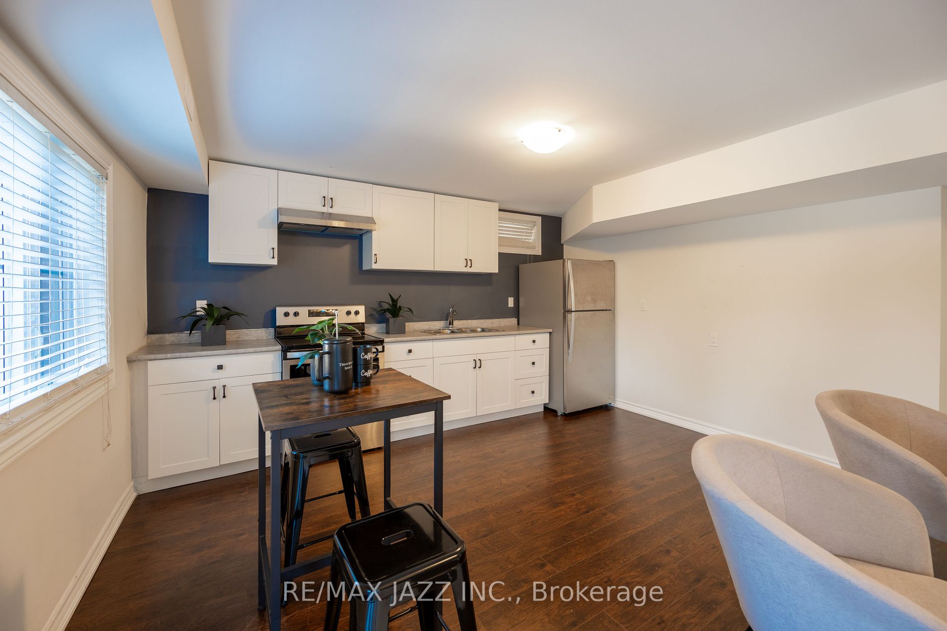 123 Crombie St