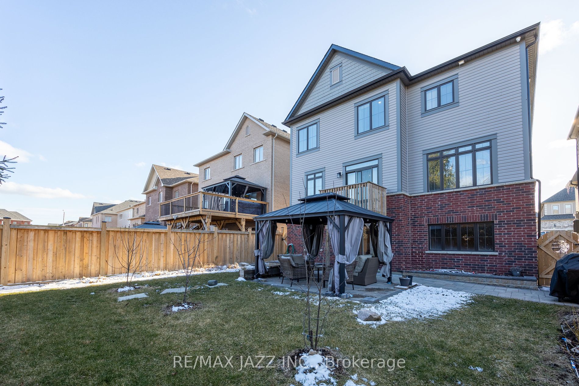 123 Crombie St