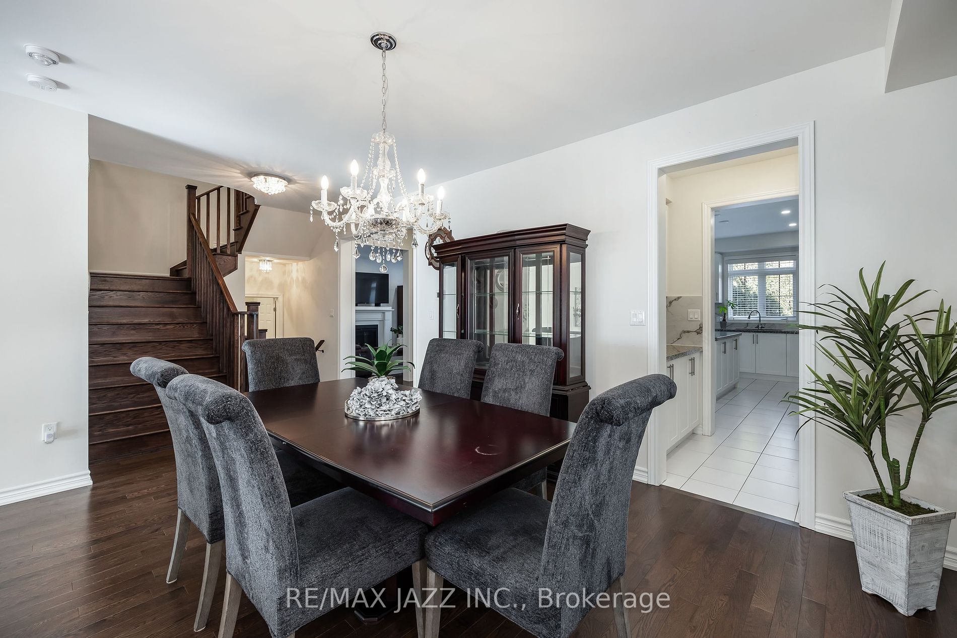 123 Crombie St